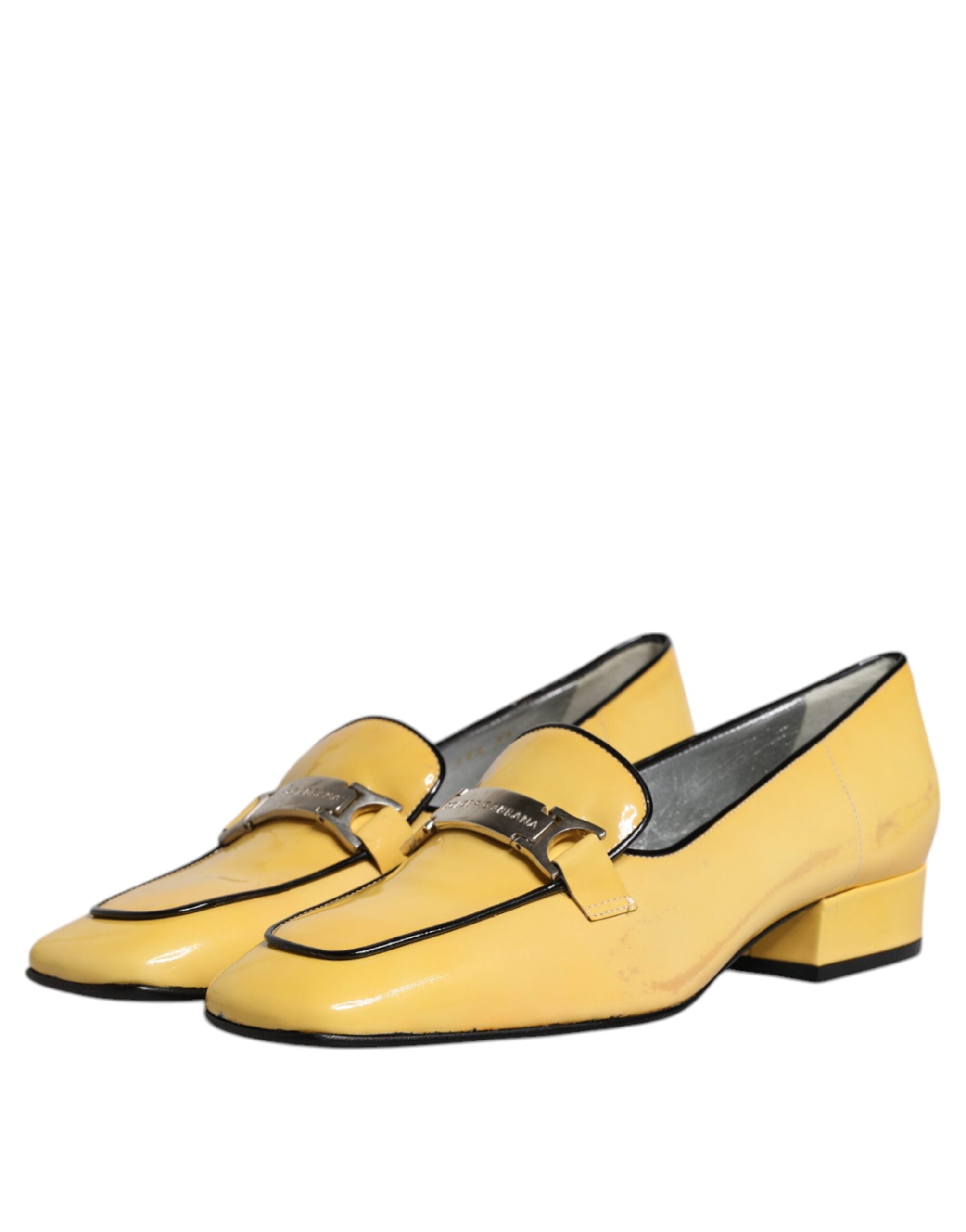 Mocassins Dolce & Gabbana en cuir jaune avec plaque logo, slip-on, chaussures élégantes pour femme.