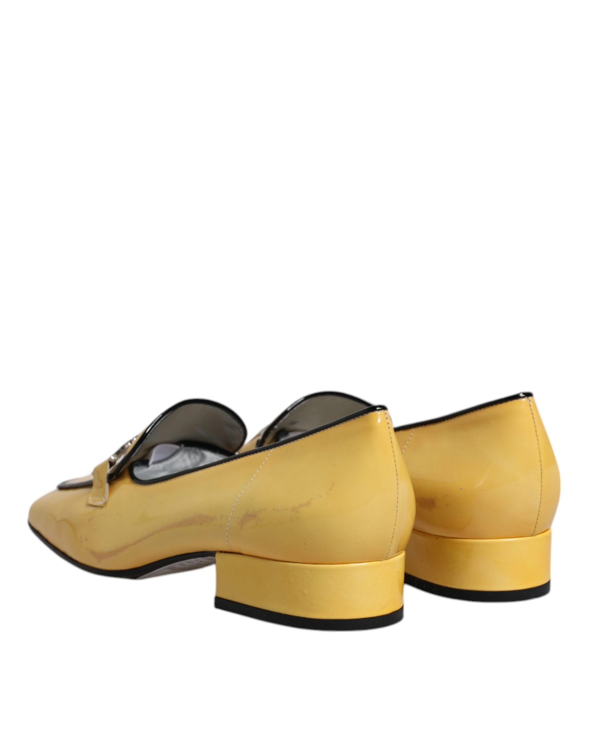Mocassins slip-on en cuir jaune Dolce & Gabbana avec plaque logo, chaussures élégantes pour homme.
