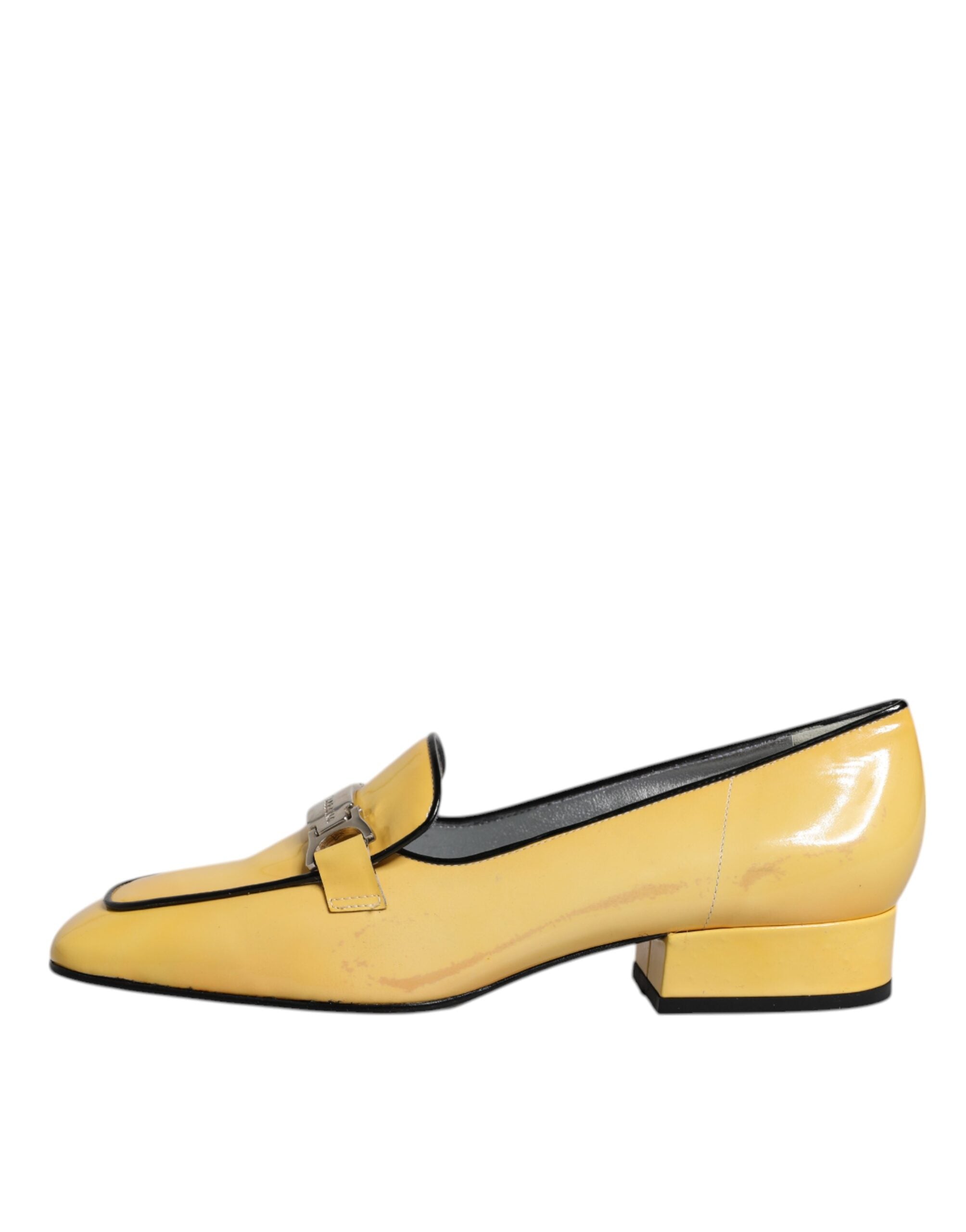 Chaussures mocassins Dolce & Gabbana en cuir jaune avec plaque logo, style slip-on et semelle en cuir.