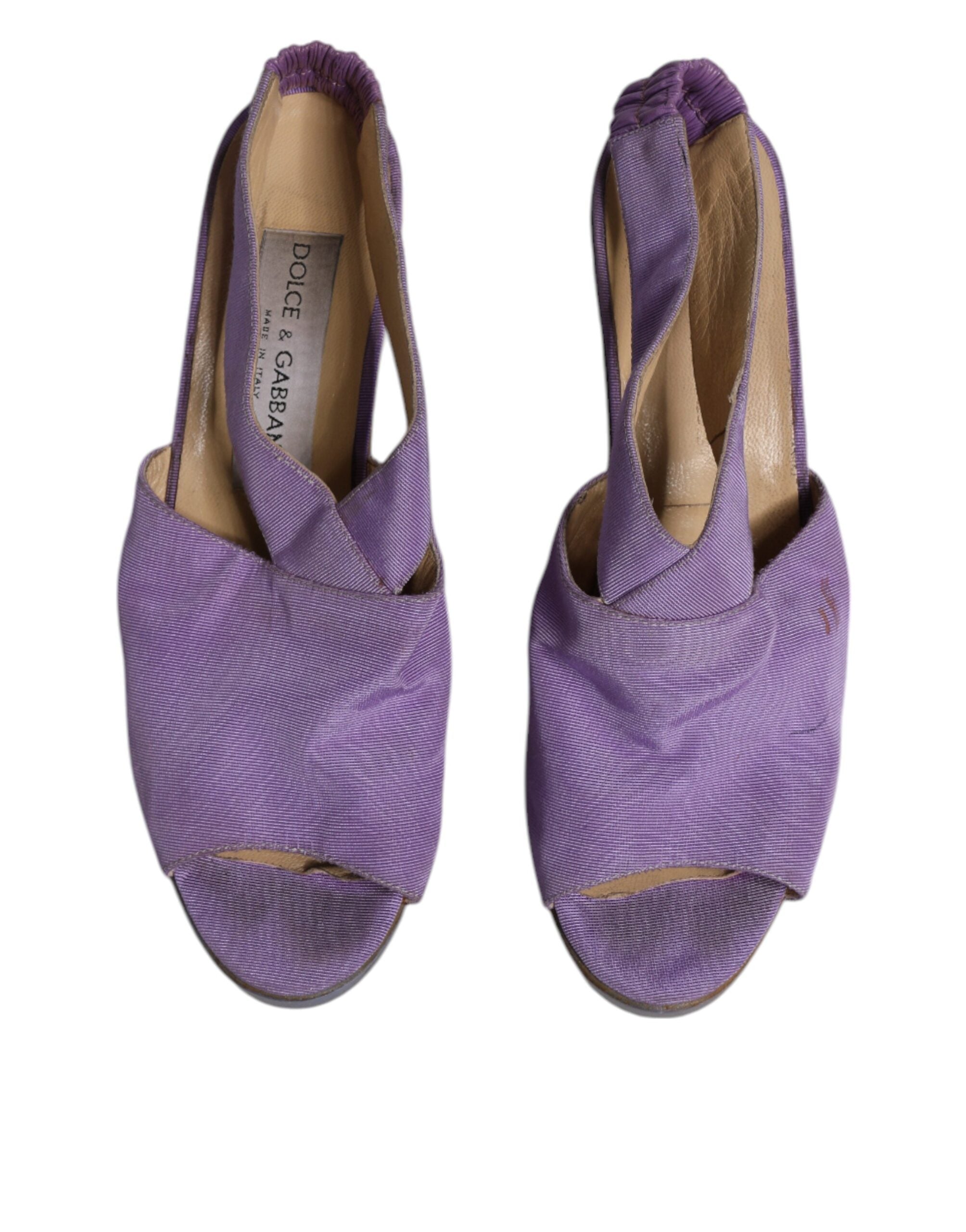 Sandales à talons compensés violettes Dolce & Gabbana avec bride arrière et plateforme, parfaites pour une allure élégante et sophistiquée.
