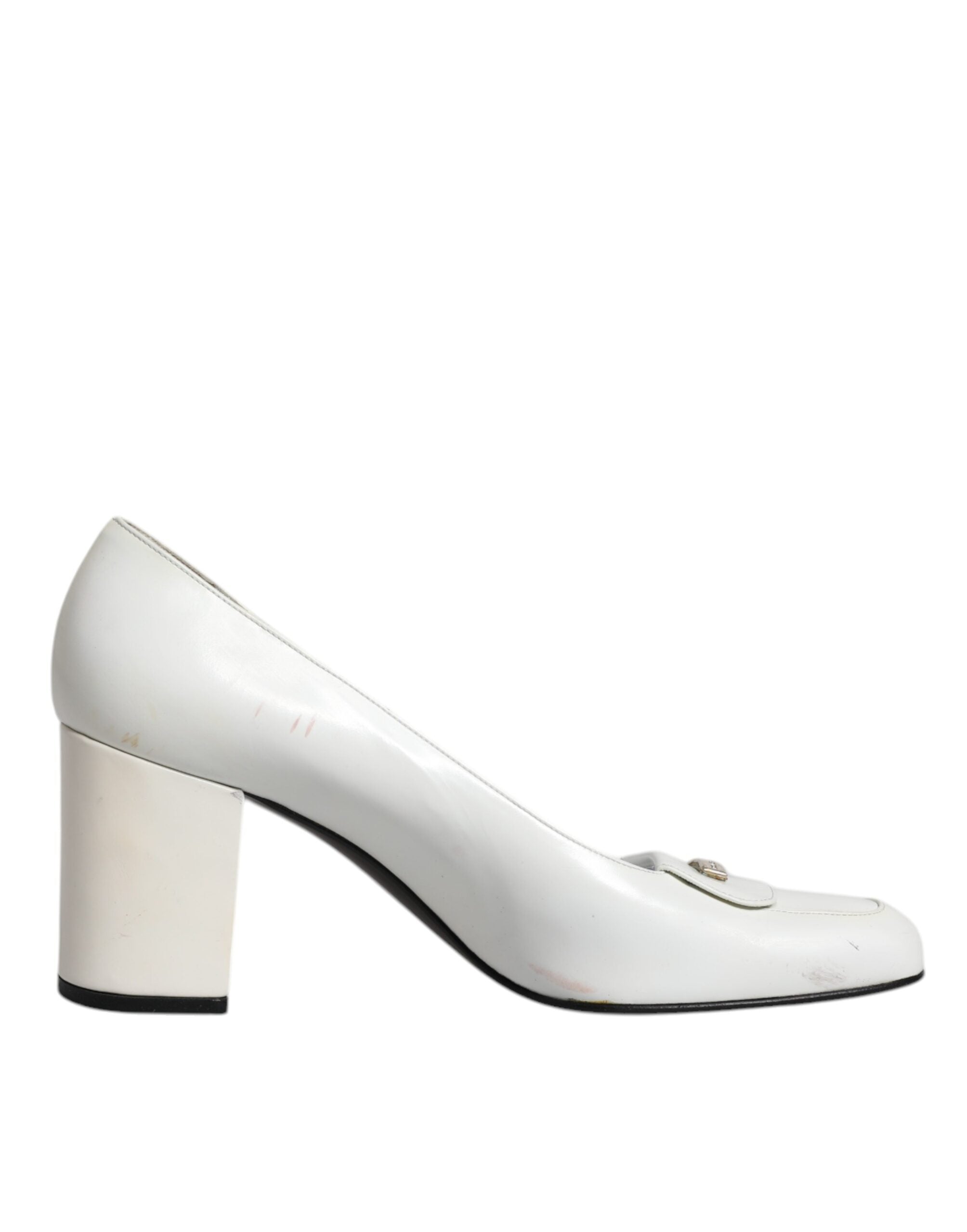 Chaussures à talons blocs en cuir blanc Dolce & Gabbana, élégantes et modernes, vues de face sur fond neutre.