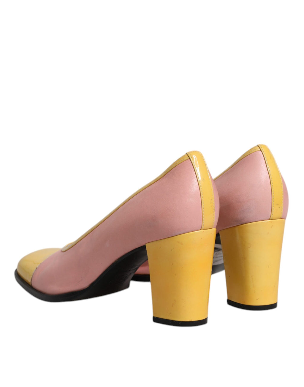Chaussures à talons blocs Dolce & Gabbana en cuir rose et jaune, élégantes et colorées, vues de face sur fond neutre.