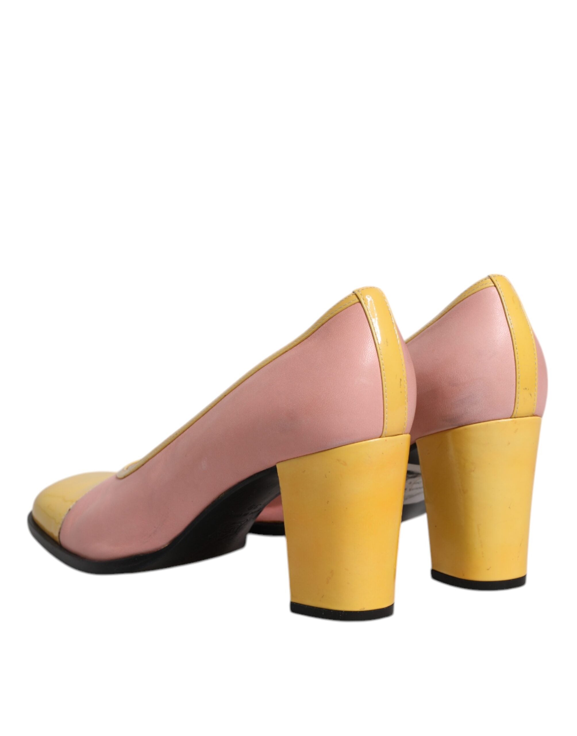 Chaussures à talons blocs Dolce & Gabbana en cuir rose et jaune, élégantes et colorées, vues de face sur fond neutre.