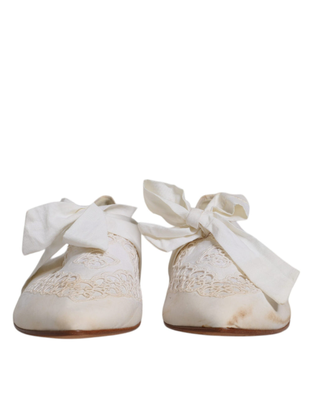 Chaussures ballerines Dolce & Gabbana en tissu blanc avec ruban, élégantes et confortables, vues de face.
