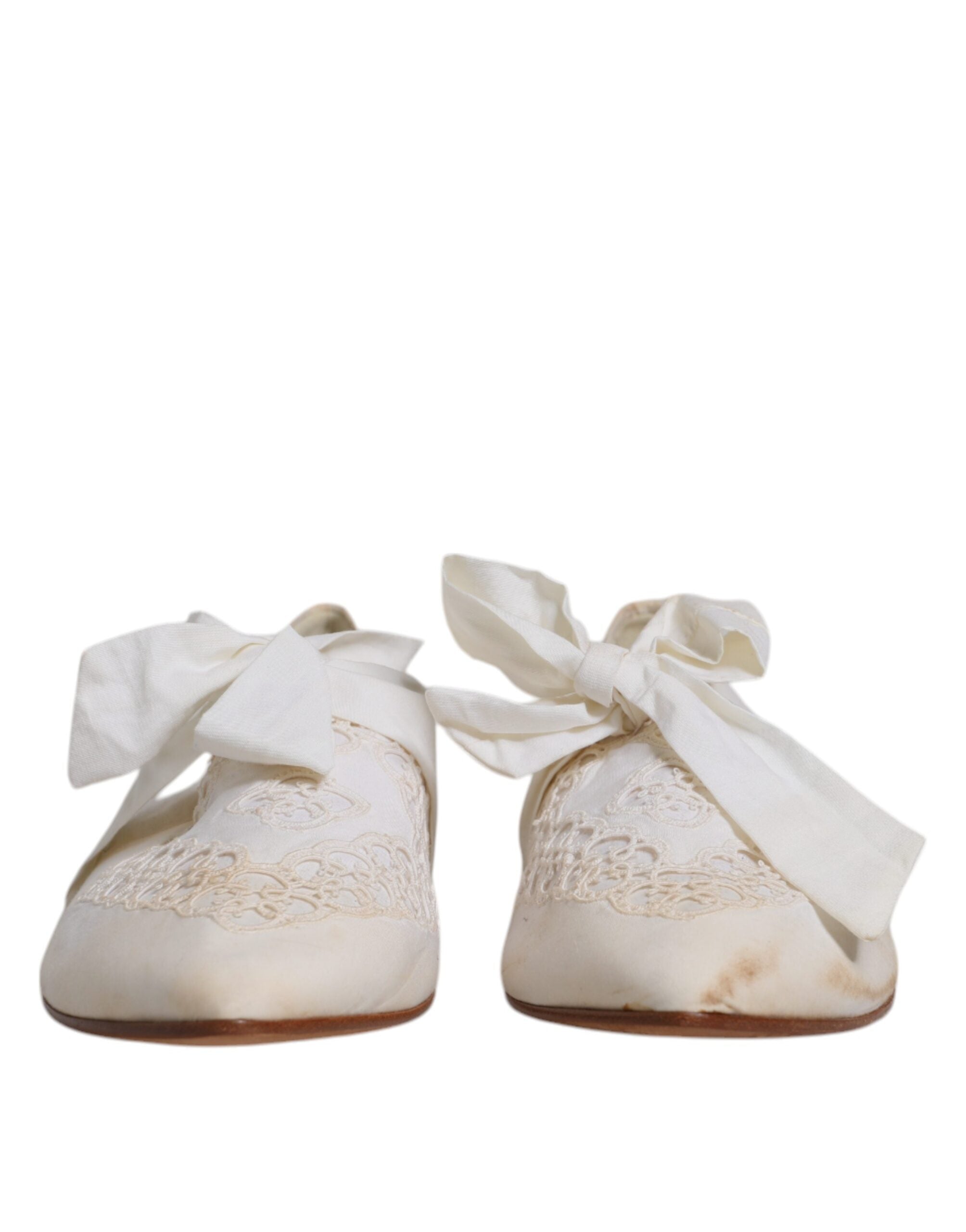 Chaussures ballerines Dolce & Gabbana en tissu blanc avec ruban, élégantes et confortables, vues de face.