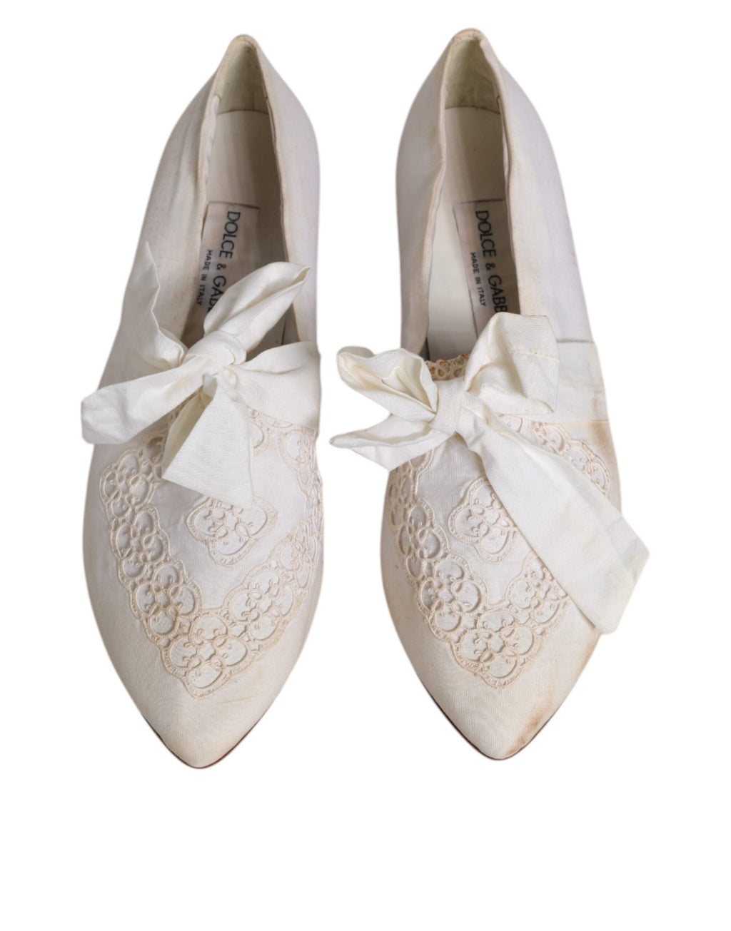 Chaussures ballerines Dolce & Gabbana en tissu blanc avec ruban, élégantes et confortables pour un style chic.