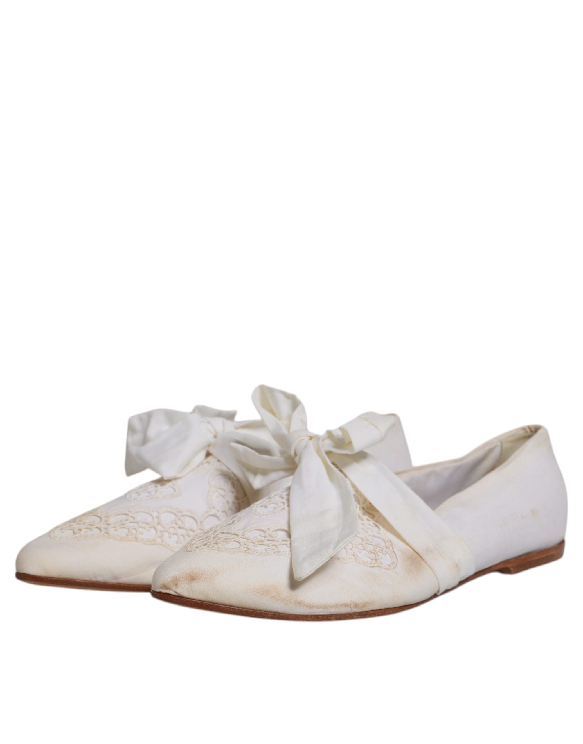Chaussures ballerines Dolce & Gabbana en tissu blanc avec ruban, élégantes et confortables pour un look chic et sophistiqué.