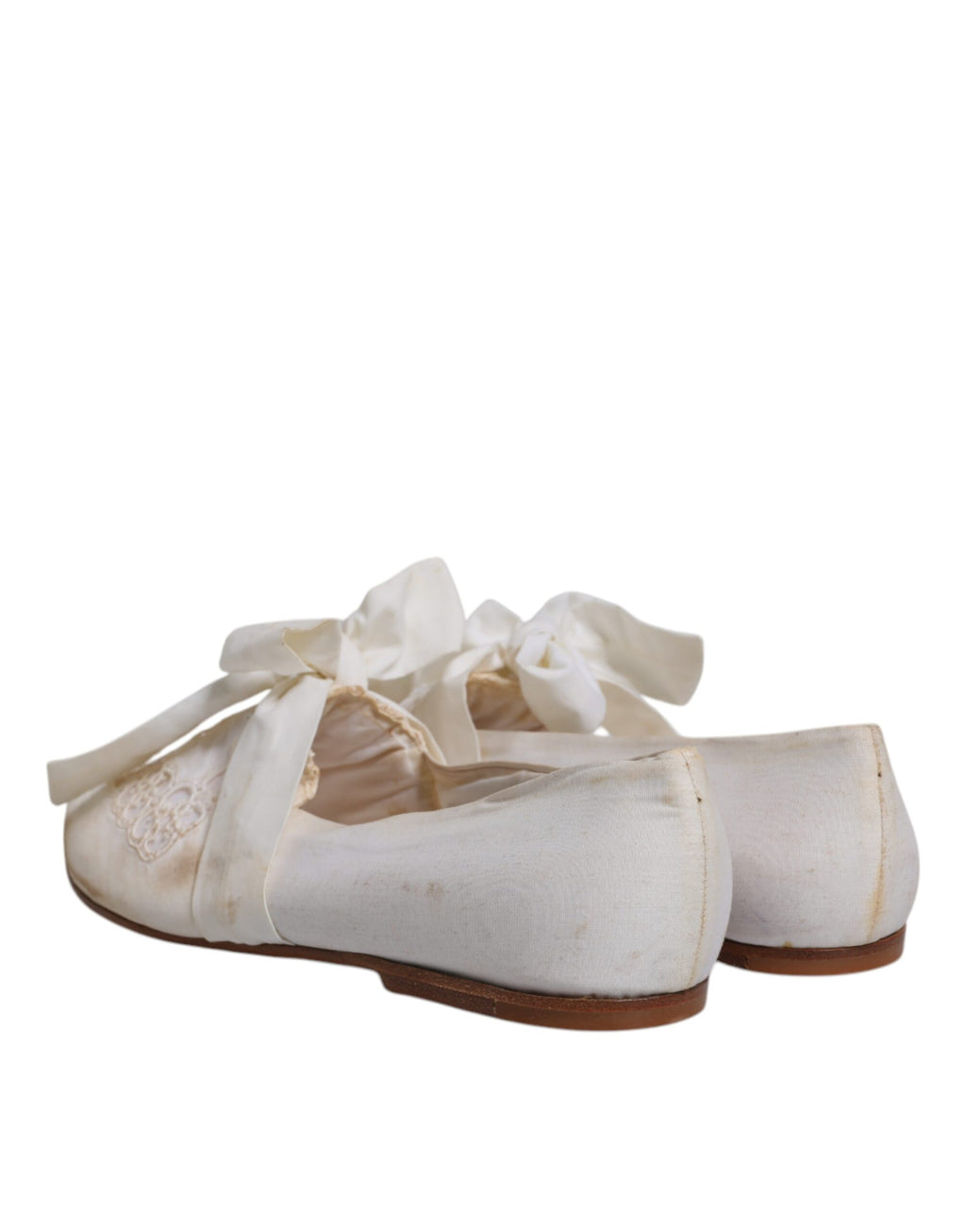 Chaussures ballerines Dolce & Gabbana en tissu blanc avec ruban, élégantes et confortables pour un style sophistiqué.