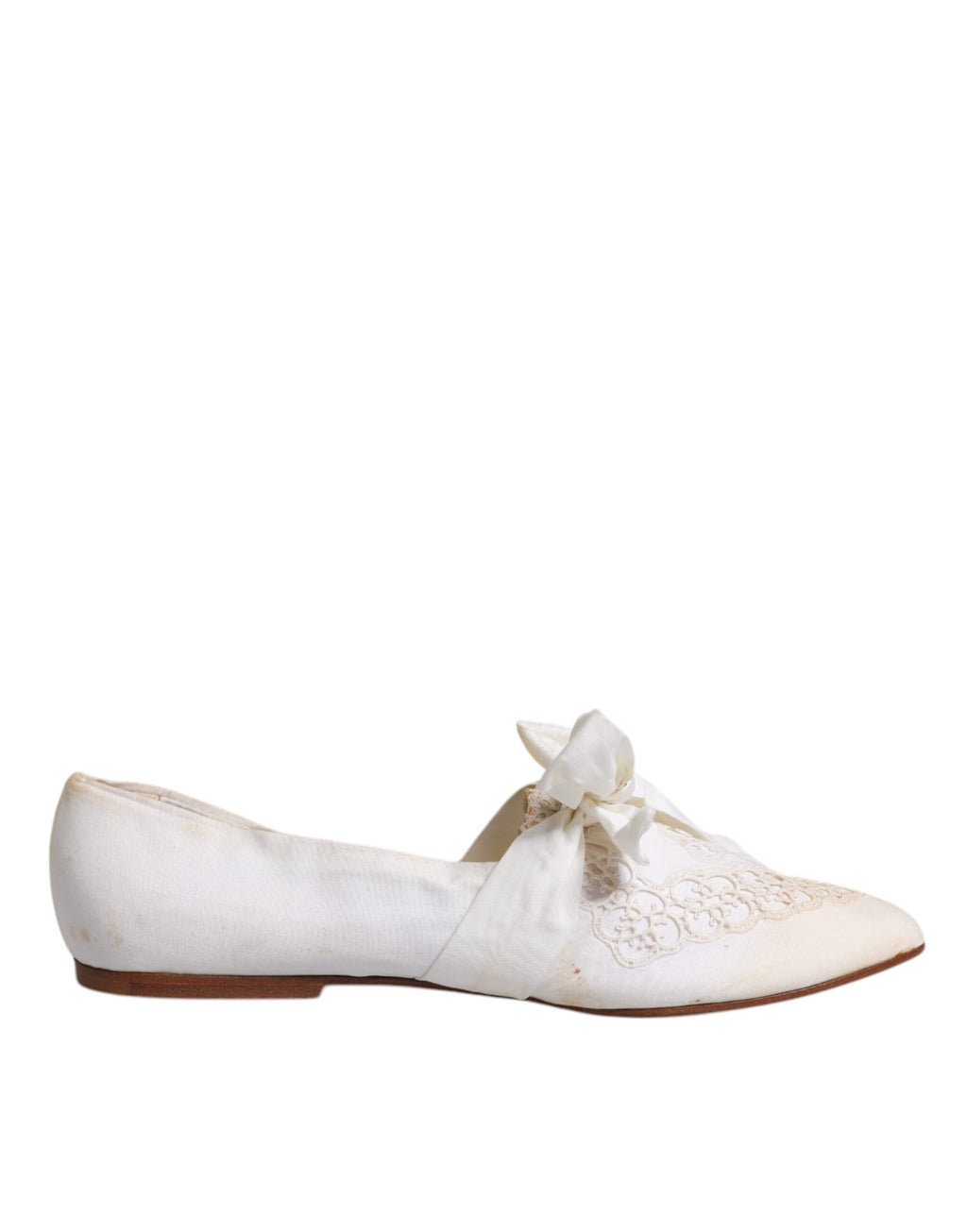 Chaussures ballerines Dolce & Gabbana en tissu blanc avec ruban, élégantes et confortables.