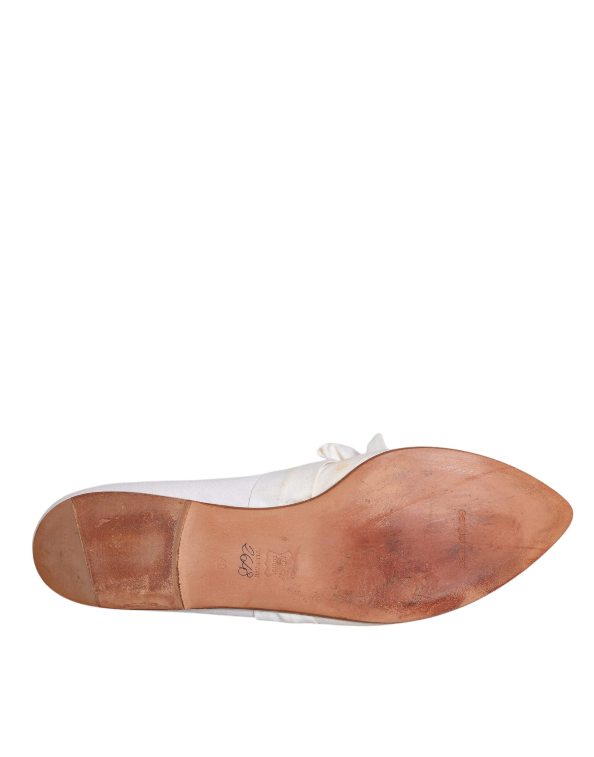 Chaussures ballerines en tissu blanc Dolce & Gabbana avec ruban, élégantes et confortables, pour un look sophistiqué.