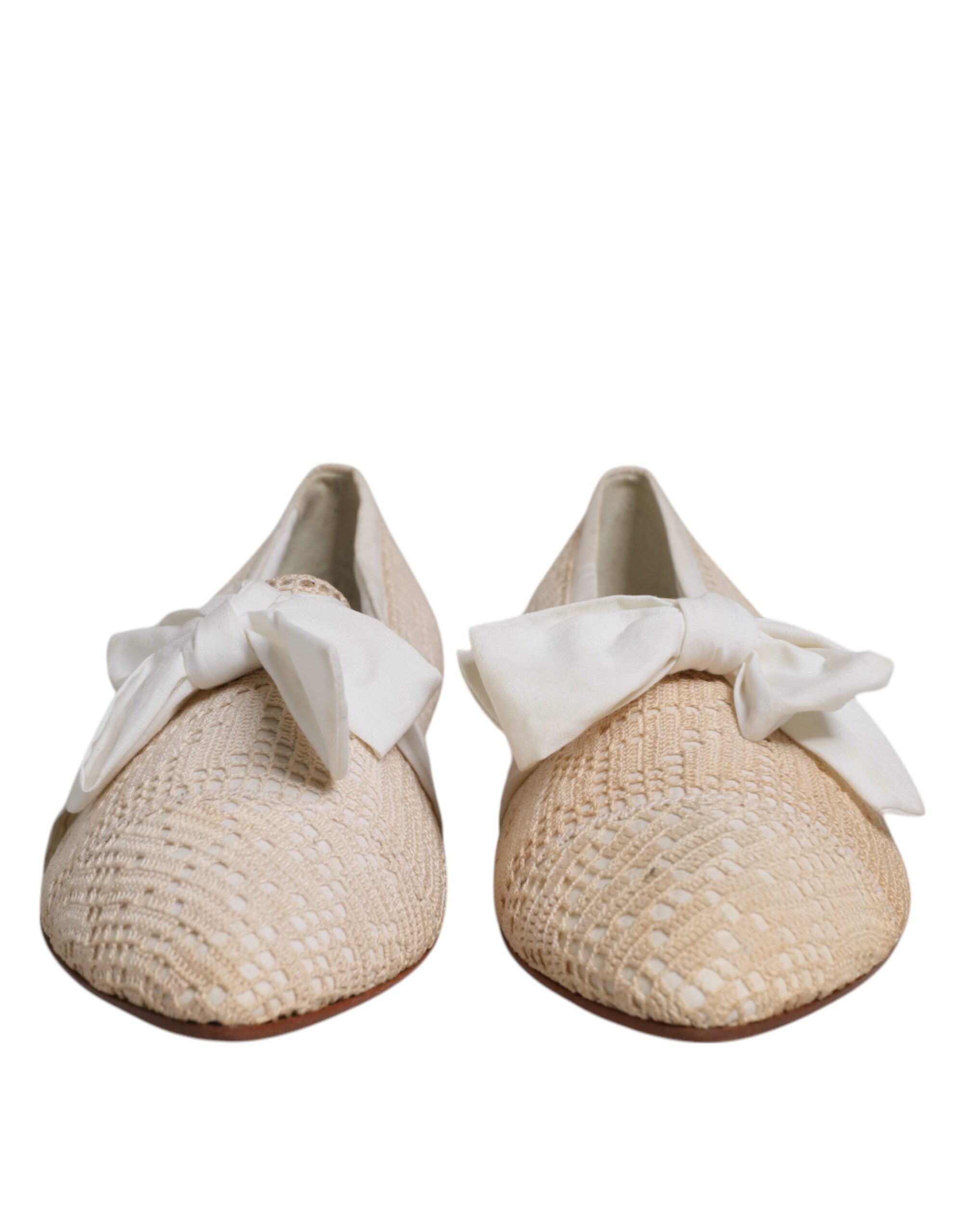 Chaussures ballerines Dolce & Gabbana en tissu beige avec ruban, élégantes et confortables, vues de face.