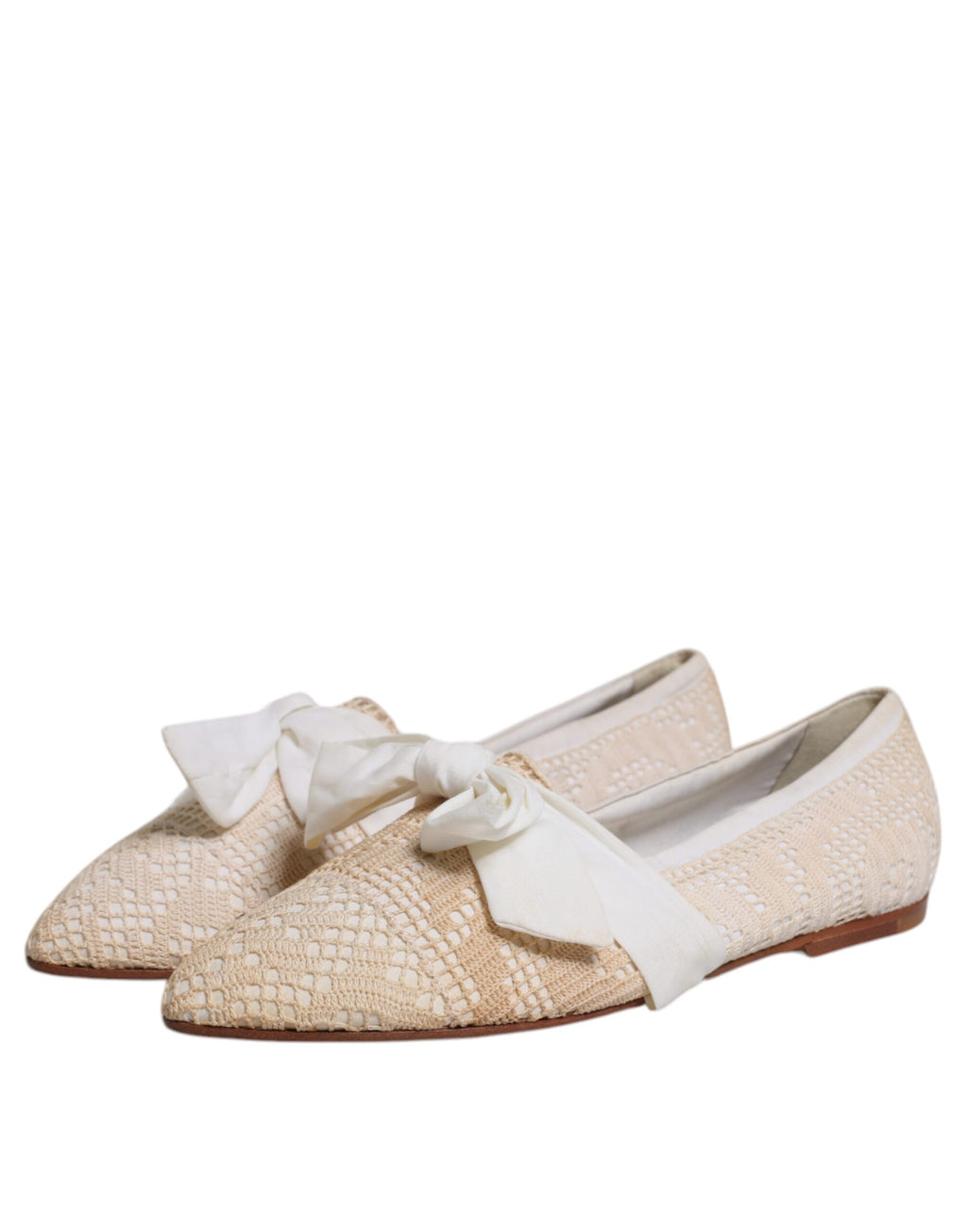 Chaussures ballerines Dolce & Gabbana en tissu beige avec ruban, élégantes et confortables, vues de face.
