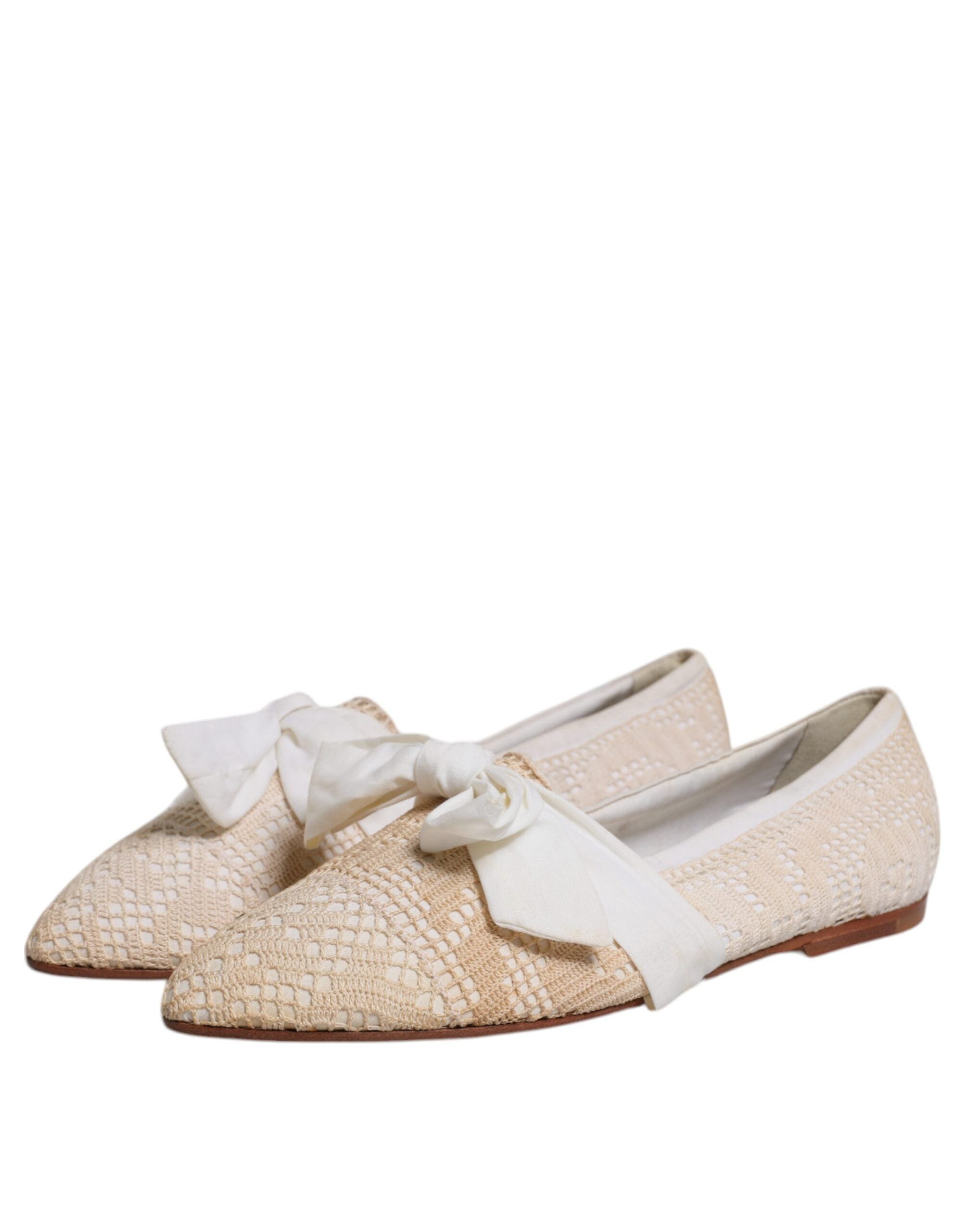 Chaussures ballerines Dolce & Gabbana en tissu beige avec ruban, élégantes et confortables, vues de face.