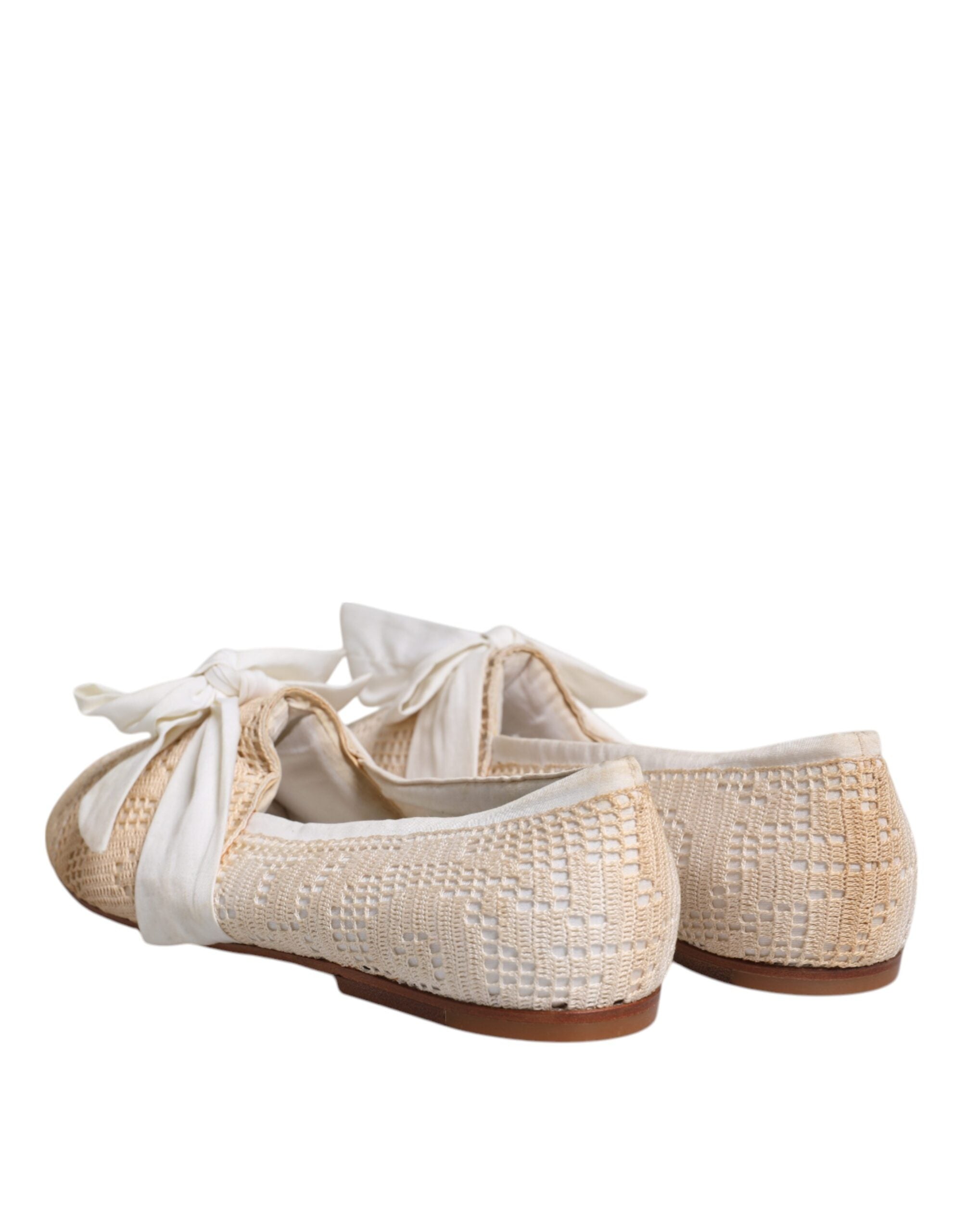 Chaussures ballerines Dolce & Gabbana en tissu beige avec ruban, élégantes et confortables pour un style chic et sophistiqué.