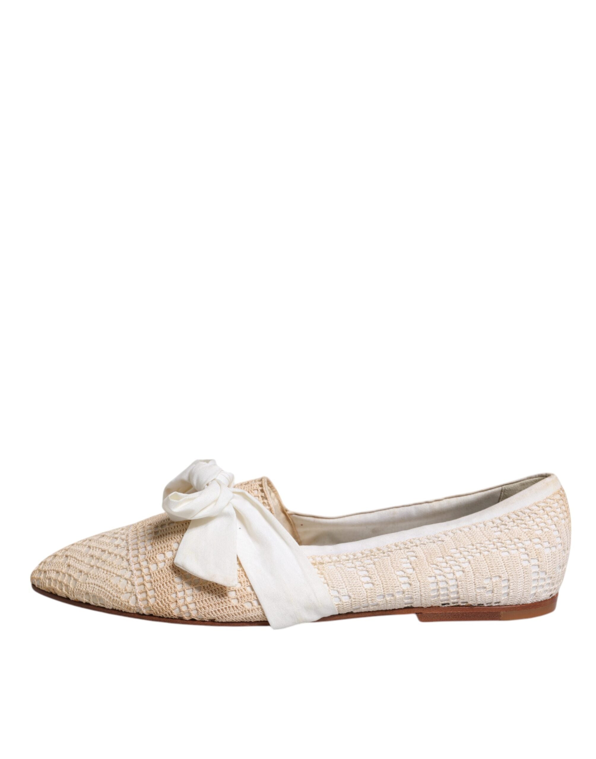 Chaussures ballerines Dolce & Gabbana en tissu beige avec ruban, élégantes et confortables, vues de face.