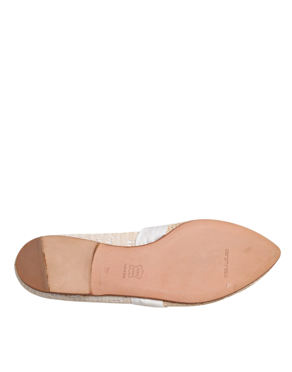 Chaussures ballerines en tissu beige avec ruban de Dolce & Gabbana, style élégant et confortable.