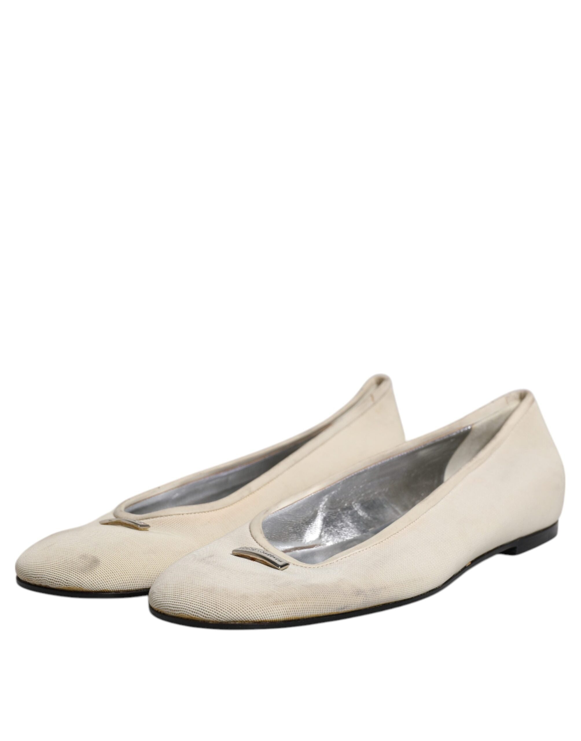 Chaussures ballerines Dolce & Gabbana en tissu beige, slip-on élégantes pour femmes, vues de côté.