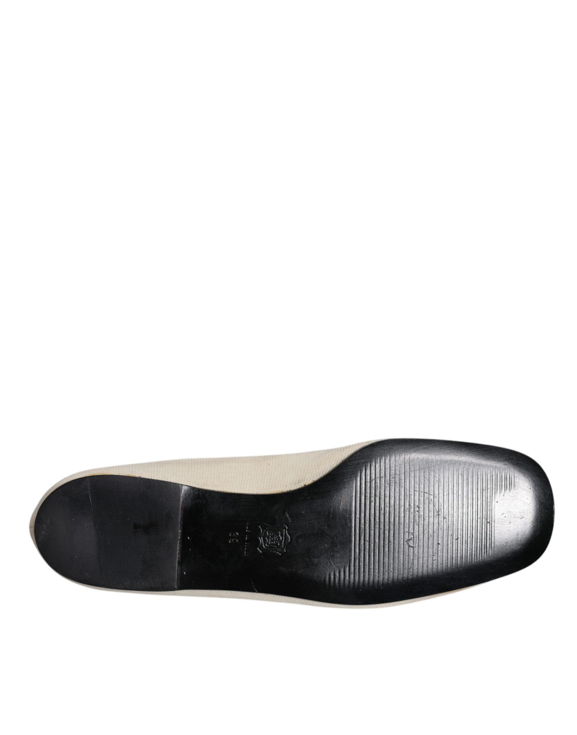 Chaussures ballerines Dolce & Gabbana en tissu beige, slip-on, élégantes et confortables pour femmes.