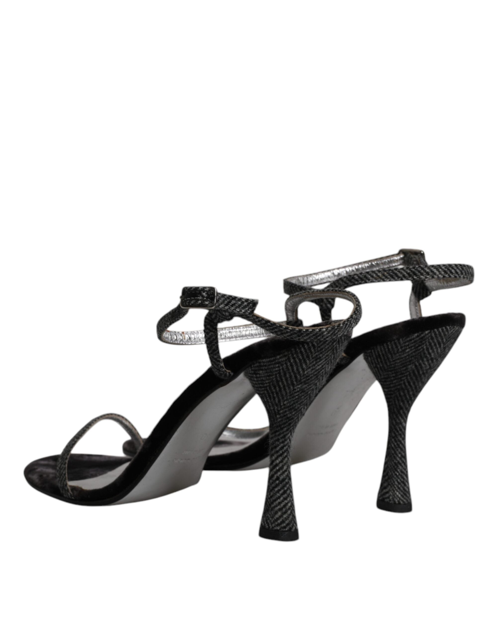 Chaussures Dolce & Gabbana sandales à talons noirs avec bride à la cheville, vue rapprochée, en cuir élégant.