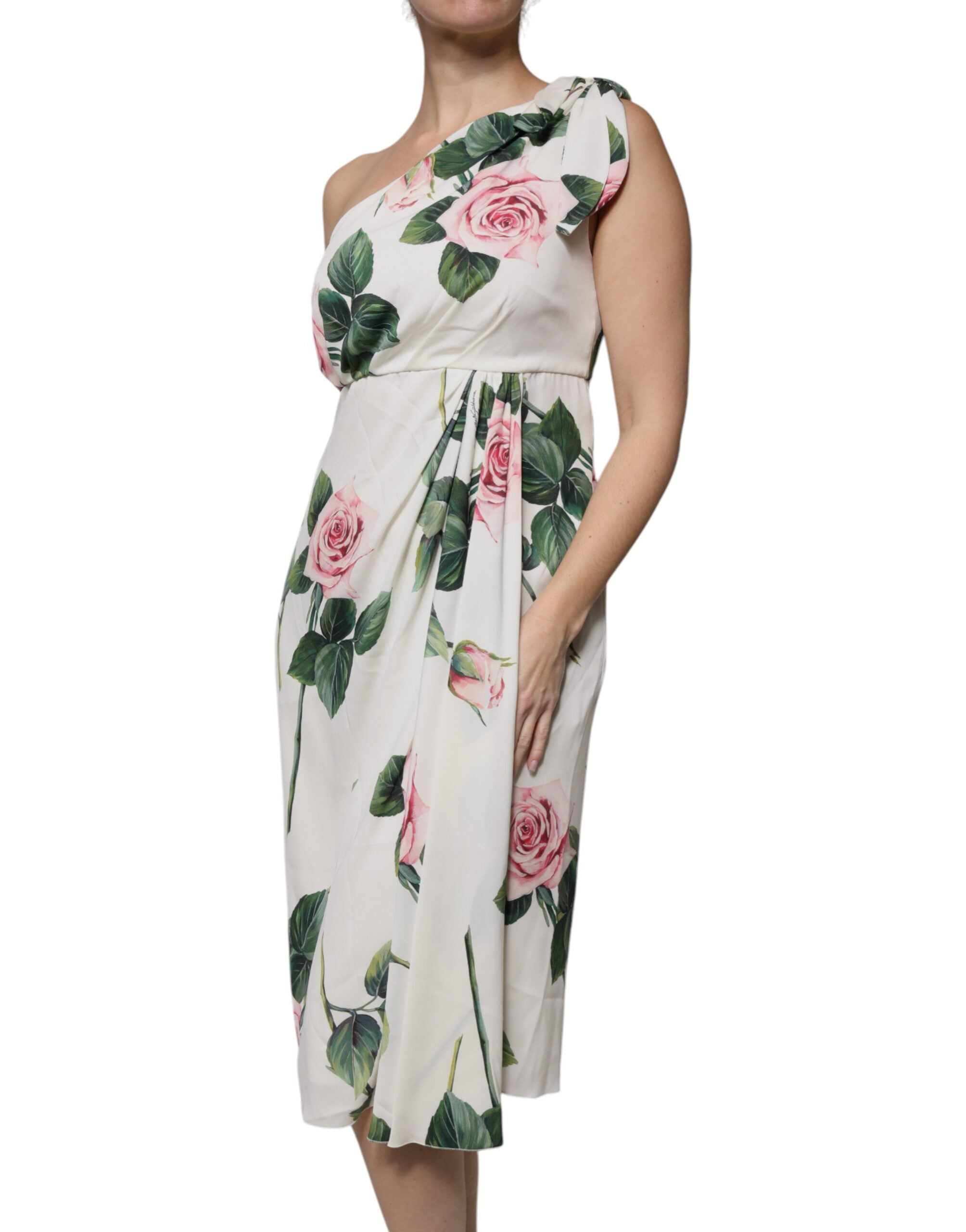 Robe midi en soie blanche à fleurs et épaule dégagée de Dolce & Gabbana, élégante et fluide.