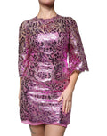 Robe courte en satin métallique fuchsia avec motifs floraux, modèle Dolce & Gabbana, robe ajustée et élégante.