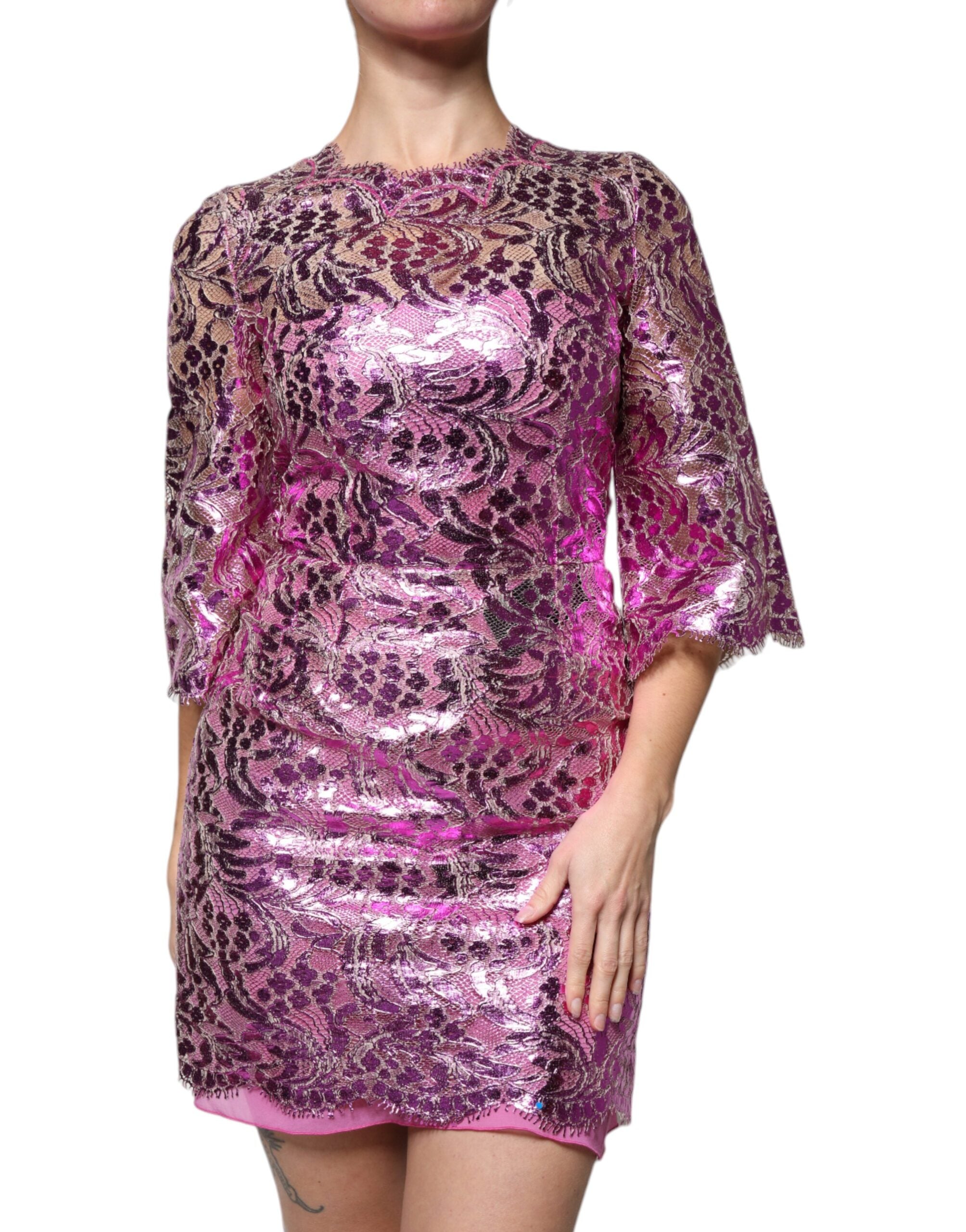 Robe courte en satin métallique fuchsia avec motifs floraux, modèle Dolce & Gabbana, robe ajustée et élégante.