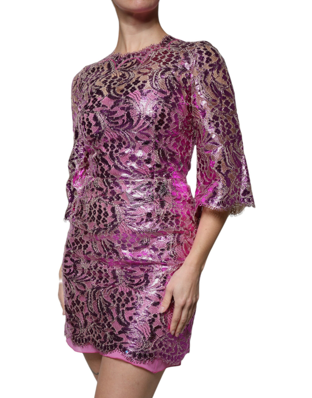 Robe courte en satin métallisé fuchsia à fleurs, robe fourreau Dolce & Gabbana avec détails floraux élégants.