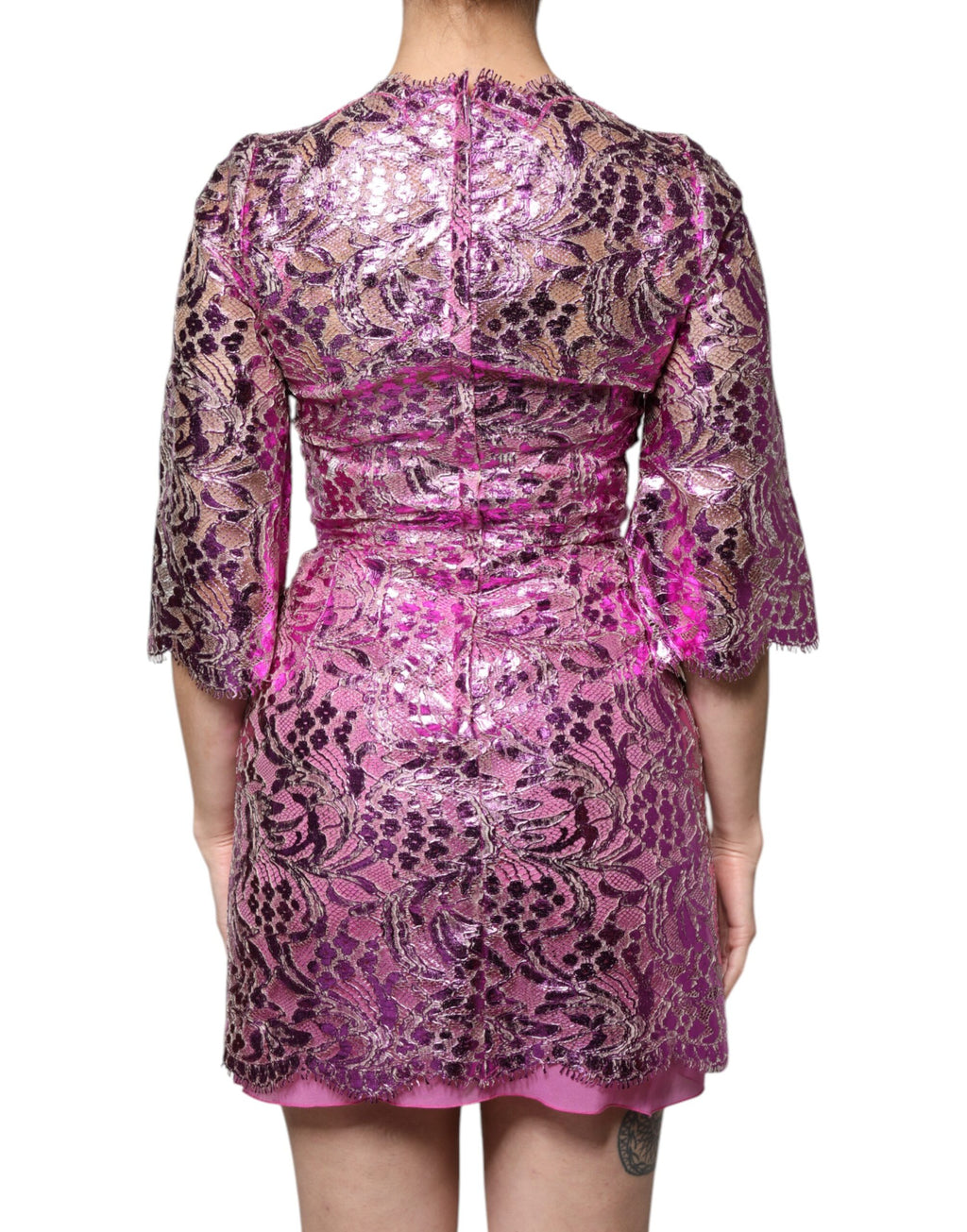 Robe courte en satin métallique fuchsia avec motifs floraux, création de la marque Dolce & Gabbana, pour une allure élégante.
