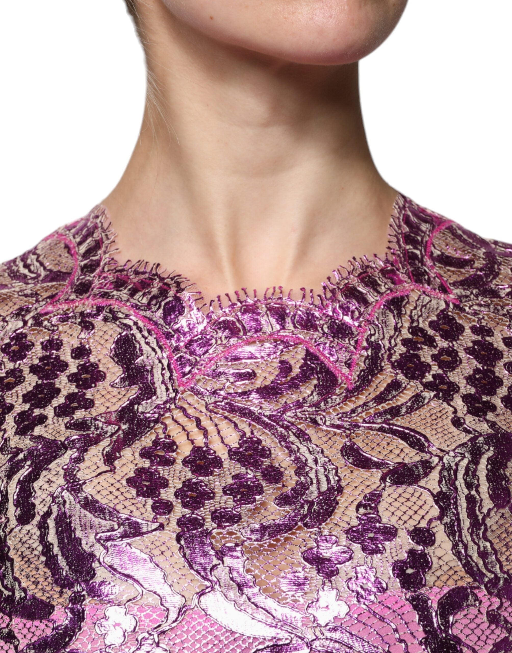 Robe courte en satin métallique fuchsia à fleurs, robe fourreau Dolce & Gabbana, élégante et moderne.