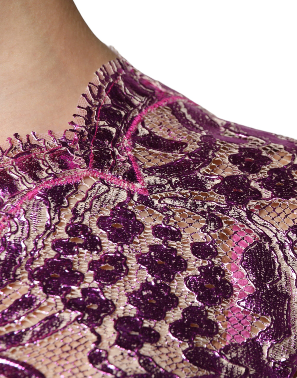 Robe courte en tissu métallique fuchsia à fleurs Dolce & Gabbana, coupe ajustée et élégante, pour une allure sophistiquée.