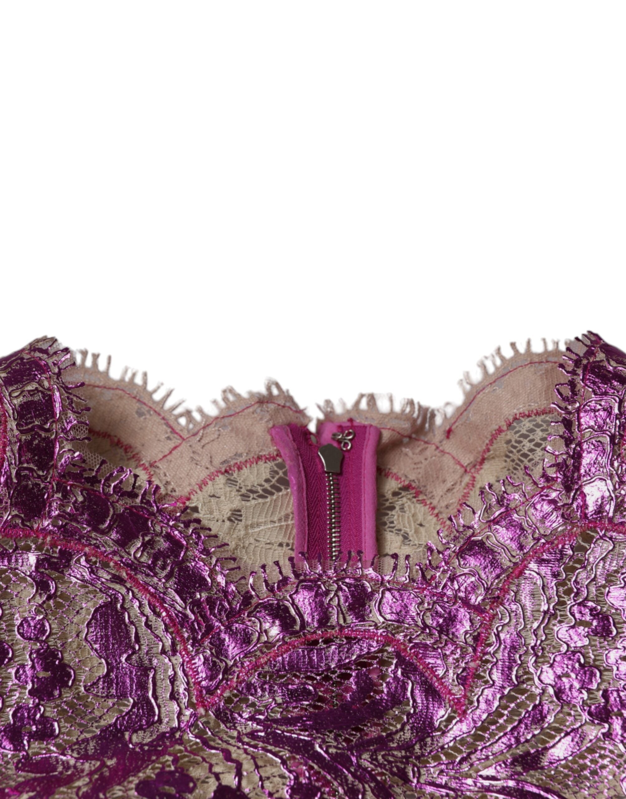 Robe courte en satin métallique fuchsia à motifs floraux, robe moulante Dolce & Gabbana, élégante et sophistiquée.