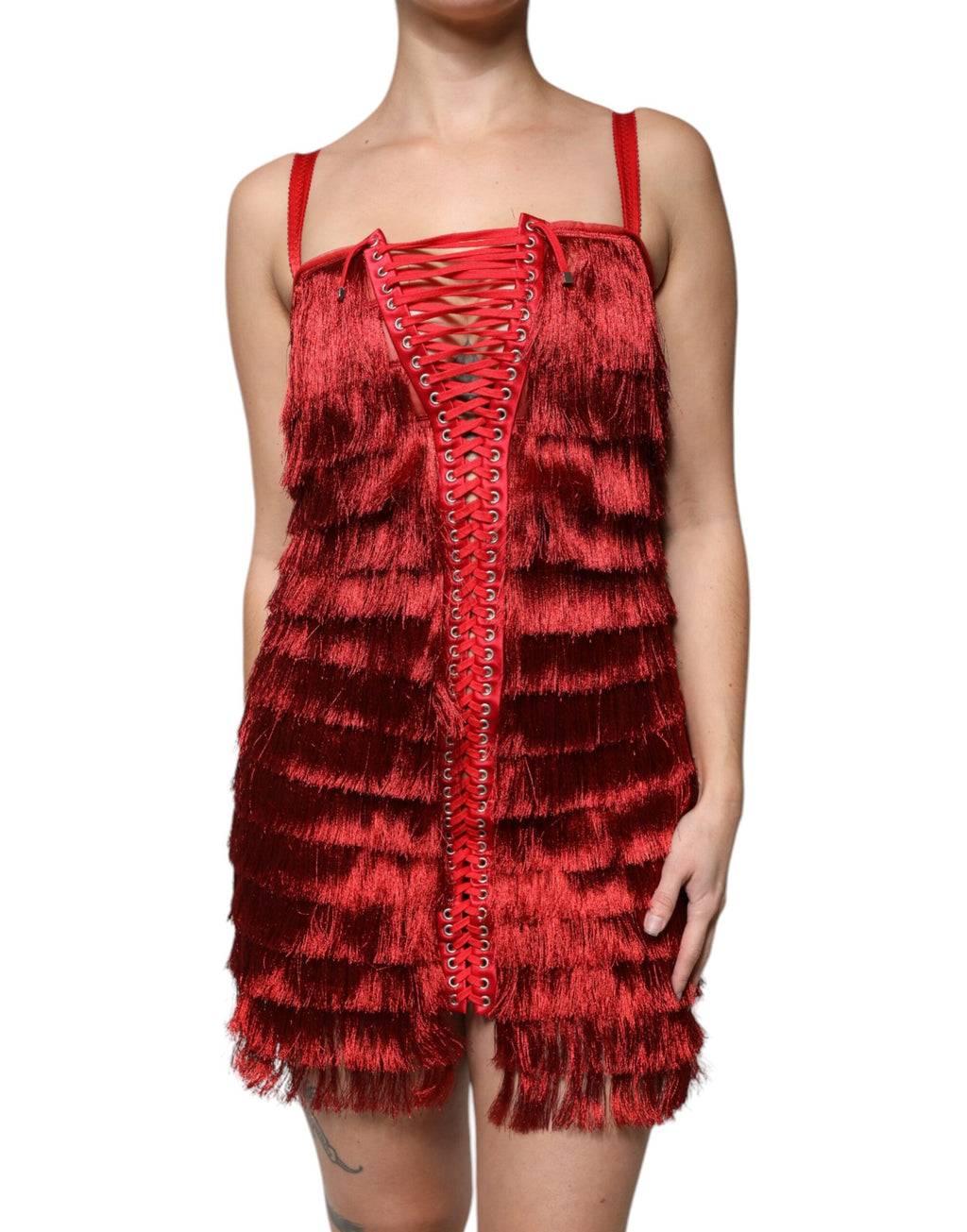 Robe courte sans manches Dolce & Gabbana en dentelle rouge avec tassels, coupe ajustée et élégante.