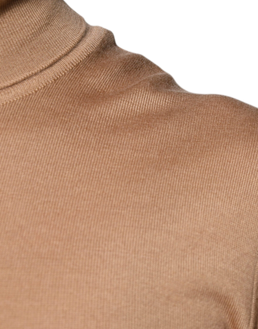 Pull en maille Dolce & Gabbana à col roulé marron à manches longues, doux et élégant, visible en détail dans l'image.