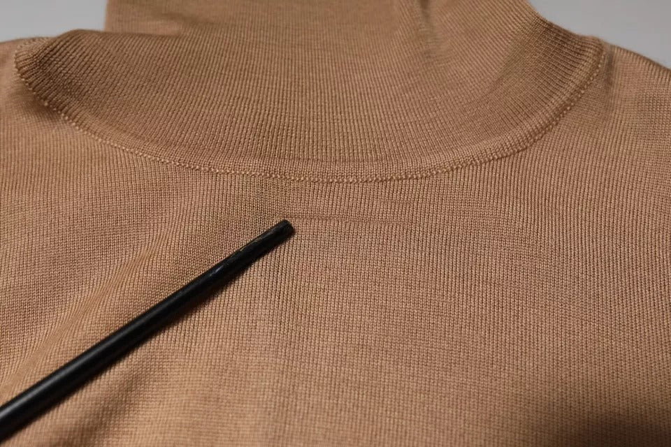 Pull en maille marron Dolce & Gabbana à col roulé à manches longues, style élégant et confortable pour l'hiver.