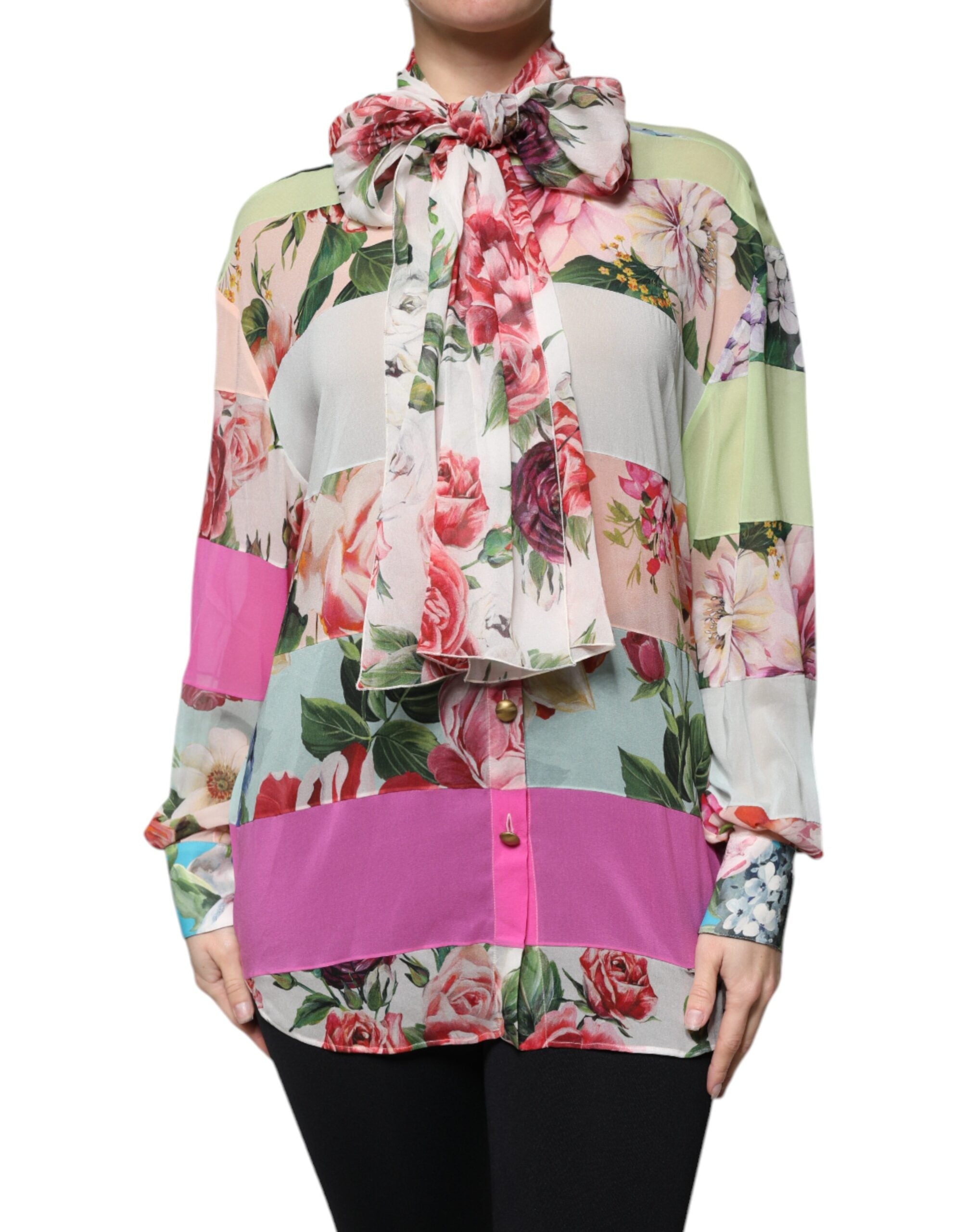 Haut Dolce & Gabbana à col ascot avec patchwork floral multicolore, style élégant et coloré, motif floral sur le tissu.