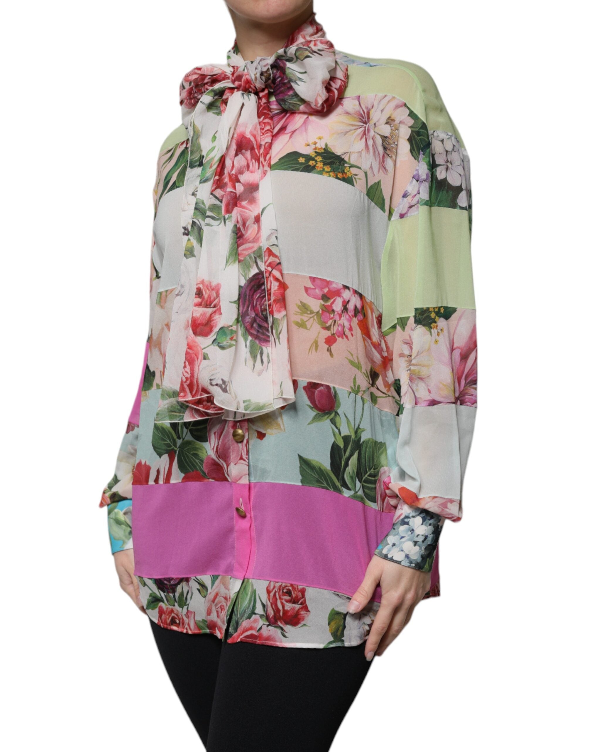 Haut Dolce & Gabbana à col ascot avec patchwork floral multicolore, détails élégants et tissu sophistiqué.