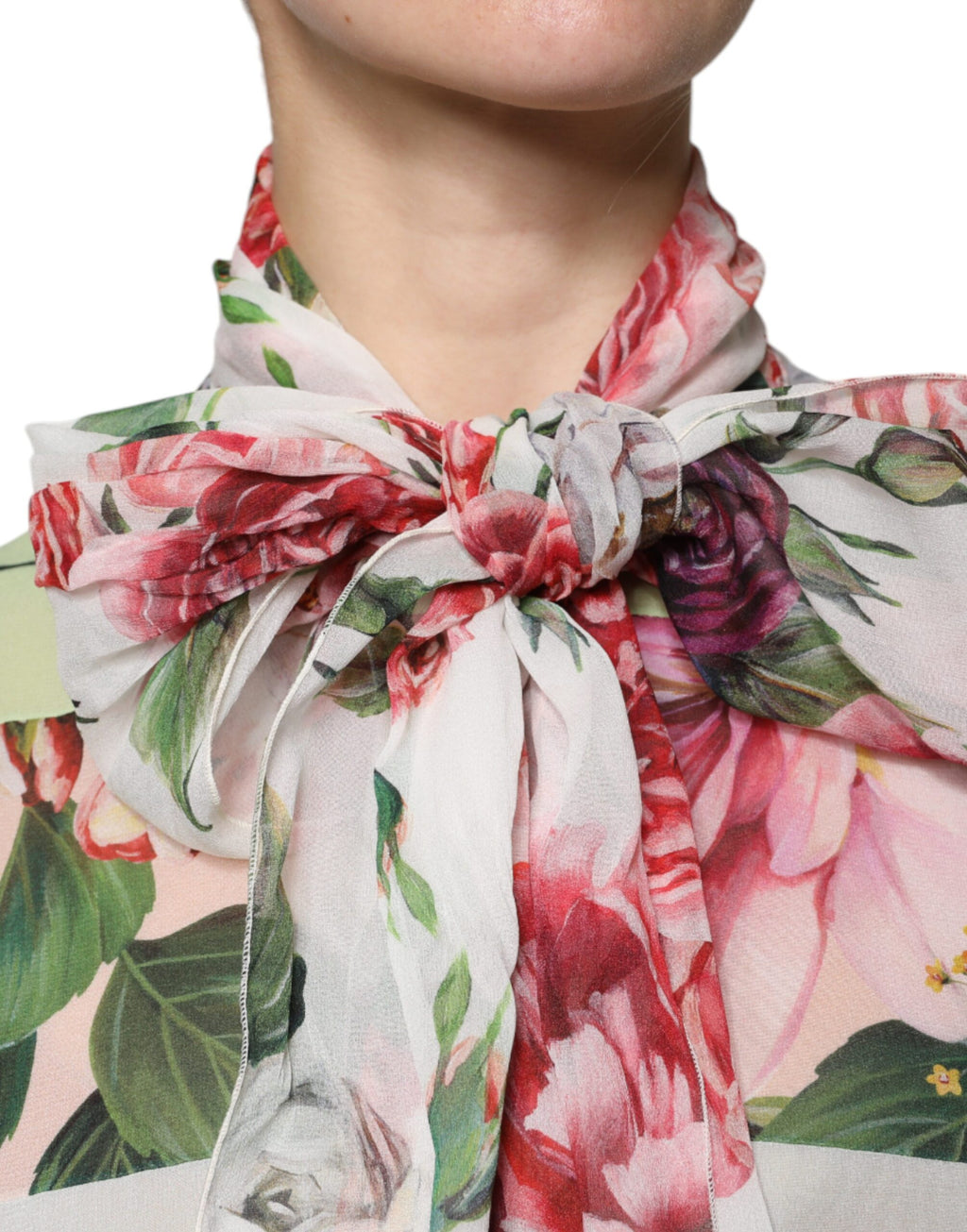 Haut Dolce & Gabbana à col ascot avec patchwork floral multicolore, détails élégants et tissu léger.