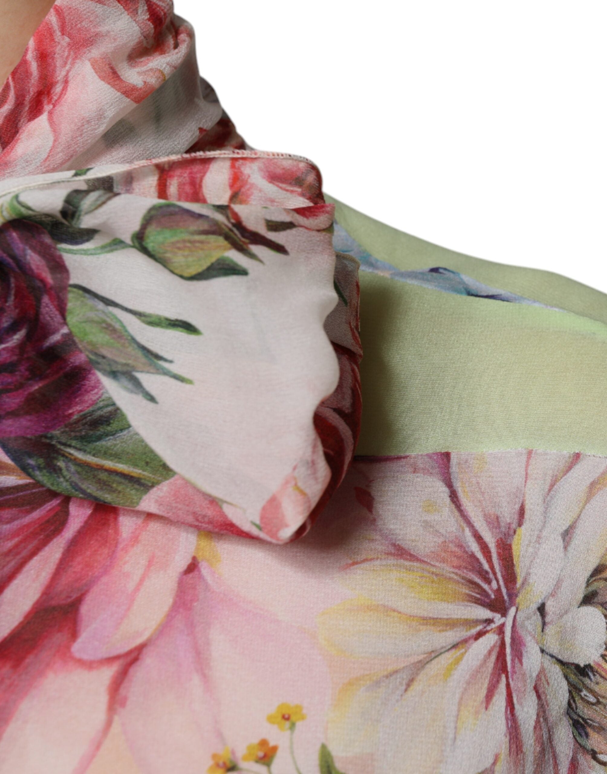 Haut Dolce & Gabbana à col ascot avec patchwork floral multicolore, détails élégants et tissu sophistiqué.