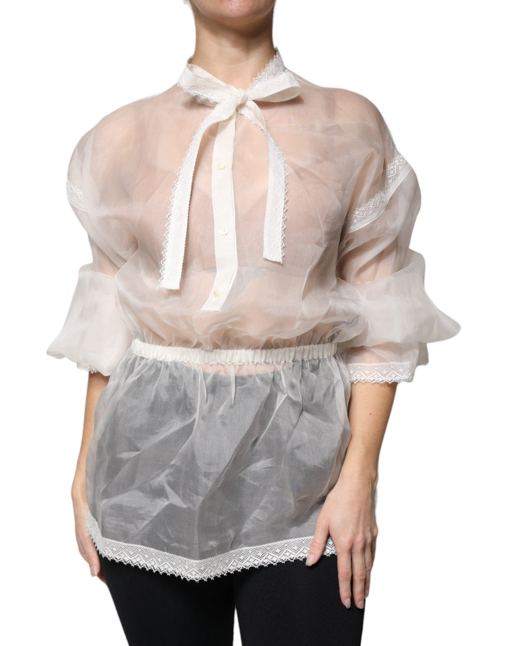 Chemisier blanc Dolce & Gabbana avec col ascot et manches longues, tissu fluide et élégant, porté sur une mannequin.