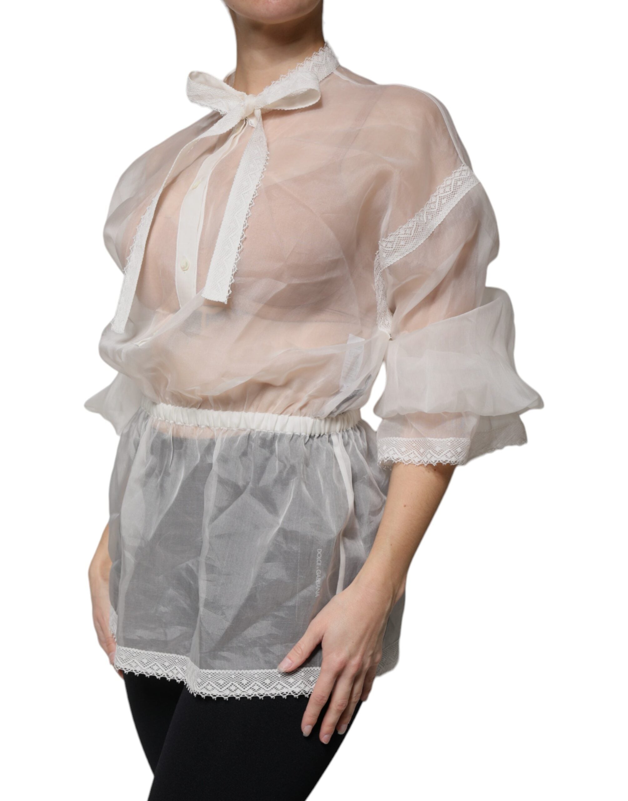 Blouse blanche Dolce & Gabbana à col ascot, manches longues, style élégant et sophistiqué.