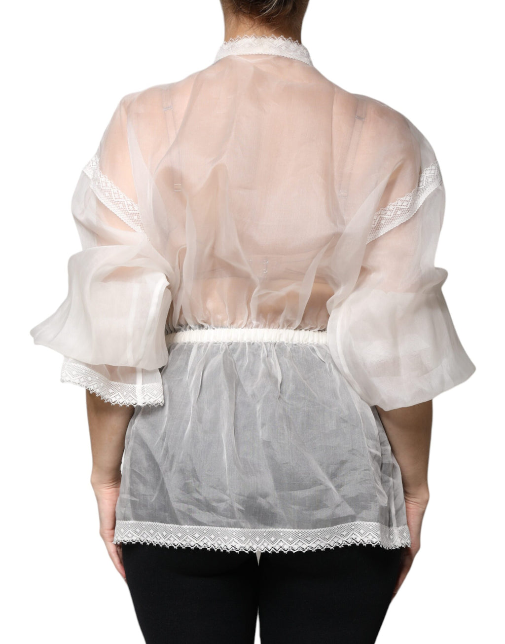 Chemisier blanc Dolce & Gabbana à col ascot et manches longues, élégant et sophistiqué, porté avec style.