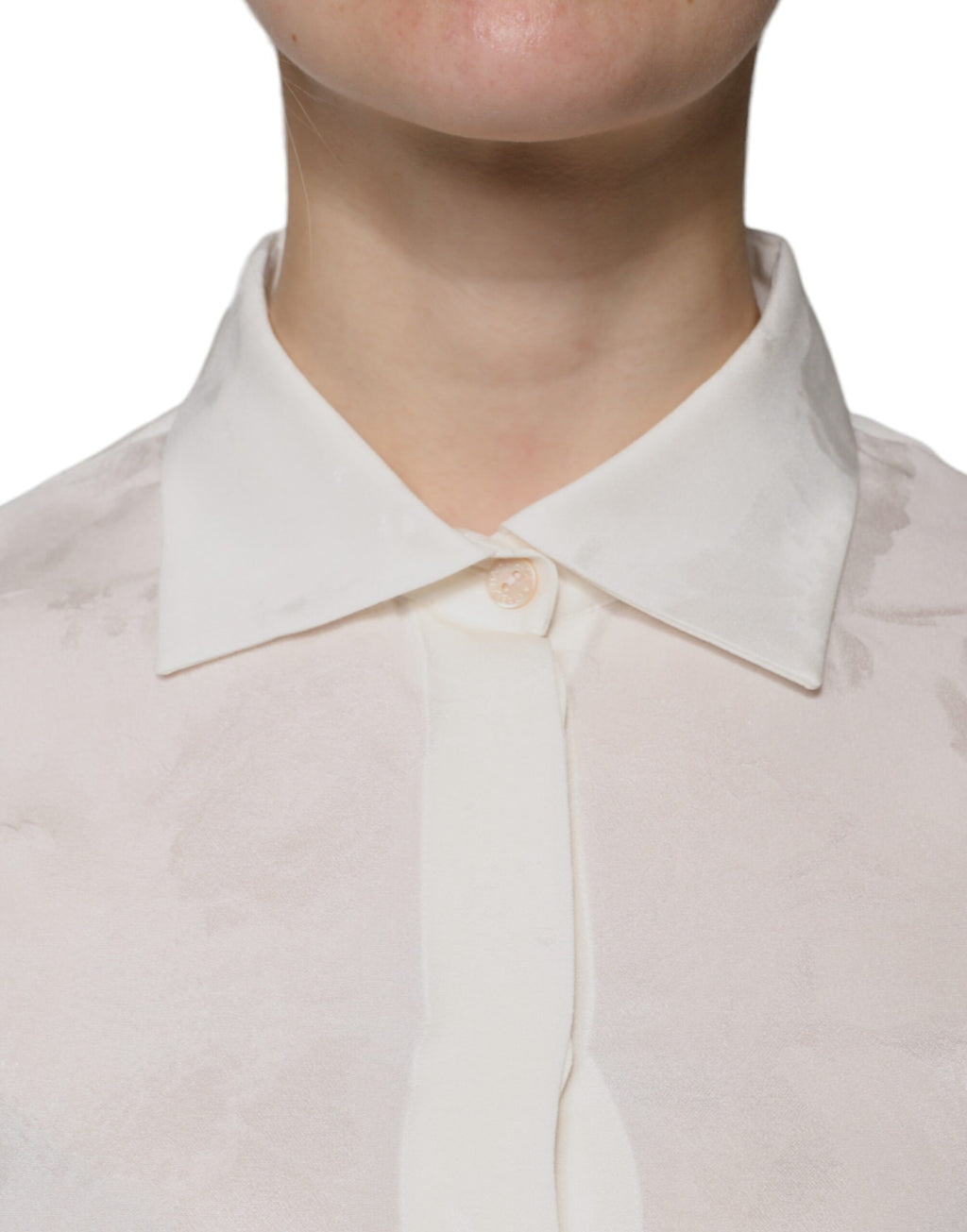Chemise blanche en soie à col et manches longues de Dolce & Gabbana, élégante et sophistiquée.