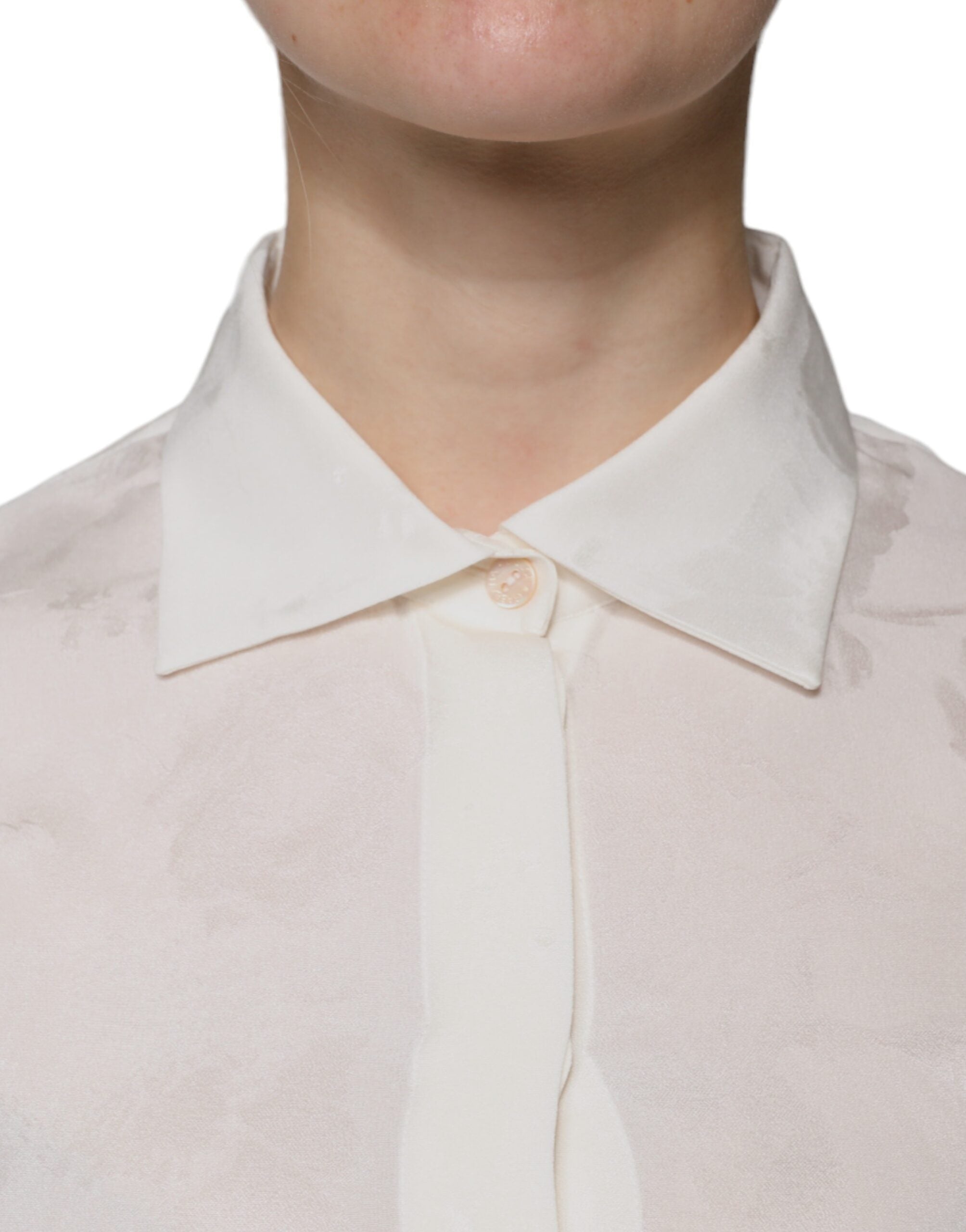 Chemise blanche en soie à col et manches longues de Dolce & Gabbana, élégante et sophistiquée.
