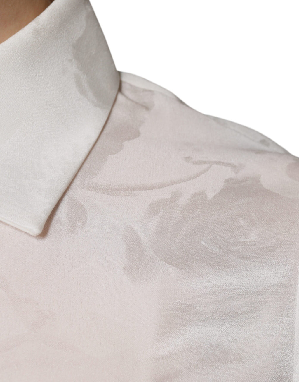 Chemise blanche en soie Dolce & Gabbana à col large et manches longues, élégante et sophistiquée.