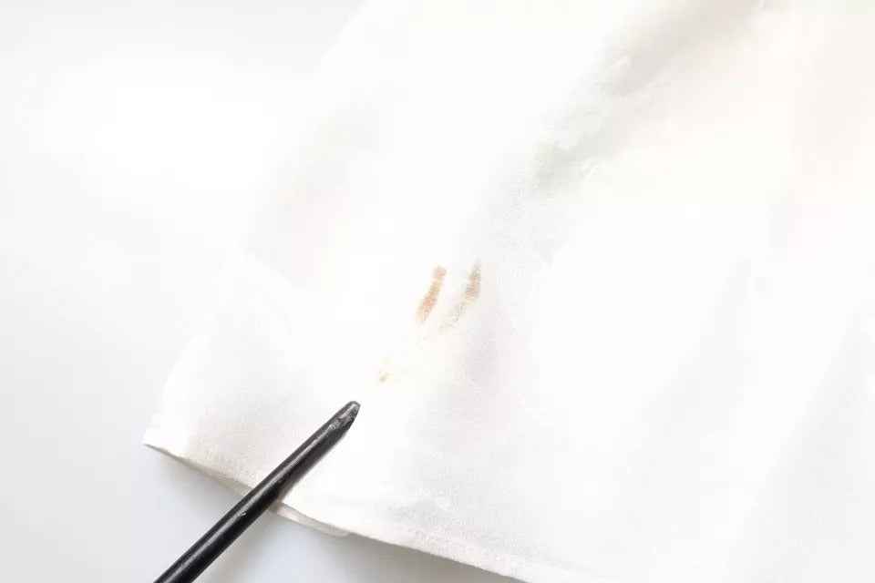 Chemise blanche en soie à col et manches longues de Dolce & Gabbana, élégante et sophistiquée.