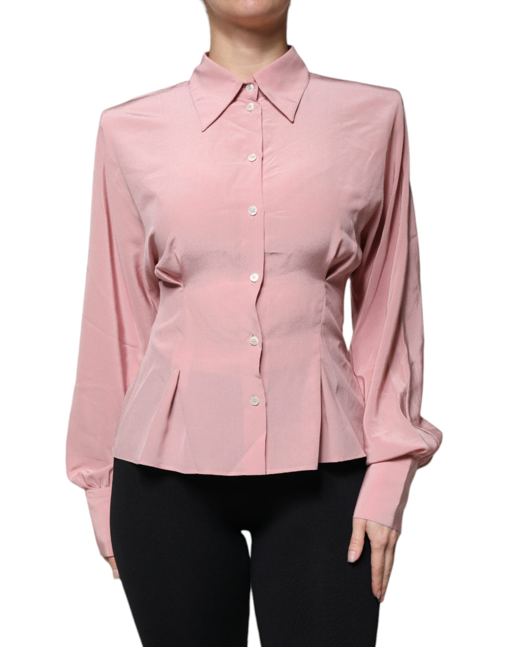 Blouse rose en coton à manches longues et col Dolce & Gabbana, vue de face, détails de la collar et des boutons.