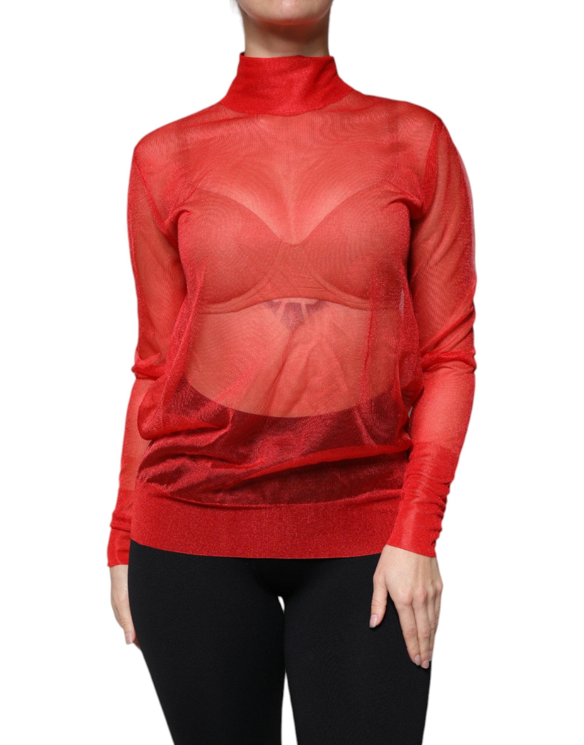 Haut à manches longues en maille rouge Dolce & Gabbana, col roulé élégant, ajusté et texturé visible sur cette blouse.