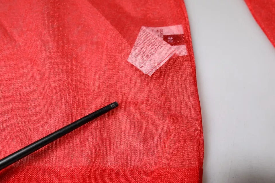 Chemisier Dolce & Gabbana en maille rouge à col roulé et manches longues, élégant haut en tissu fin et transparent.