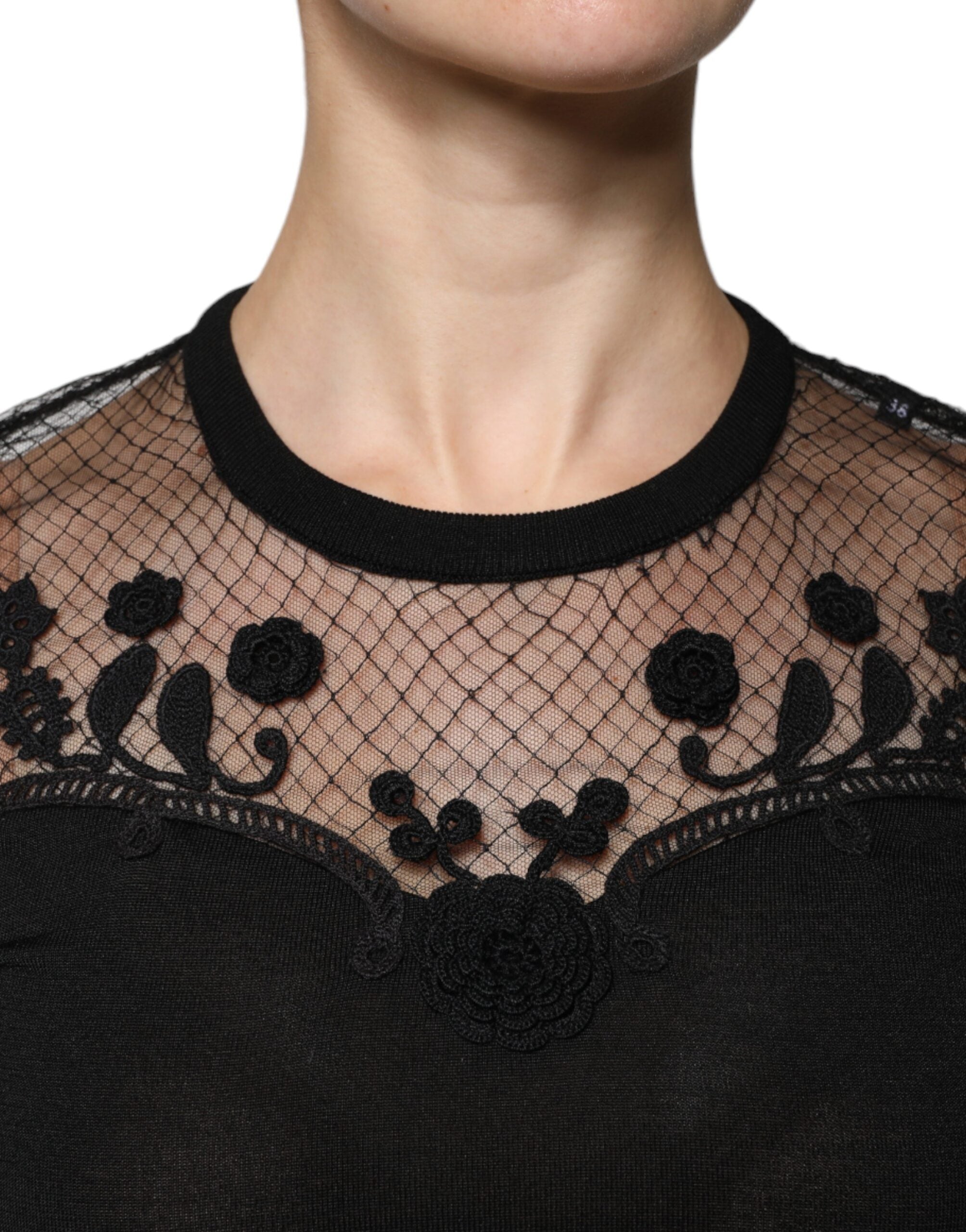 Blouse courte noire à manches courtes en dentelle florale Dolce & Gabbana, détail sophistiqué et élégance féminine.