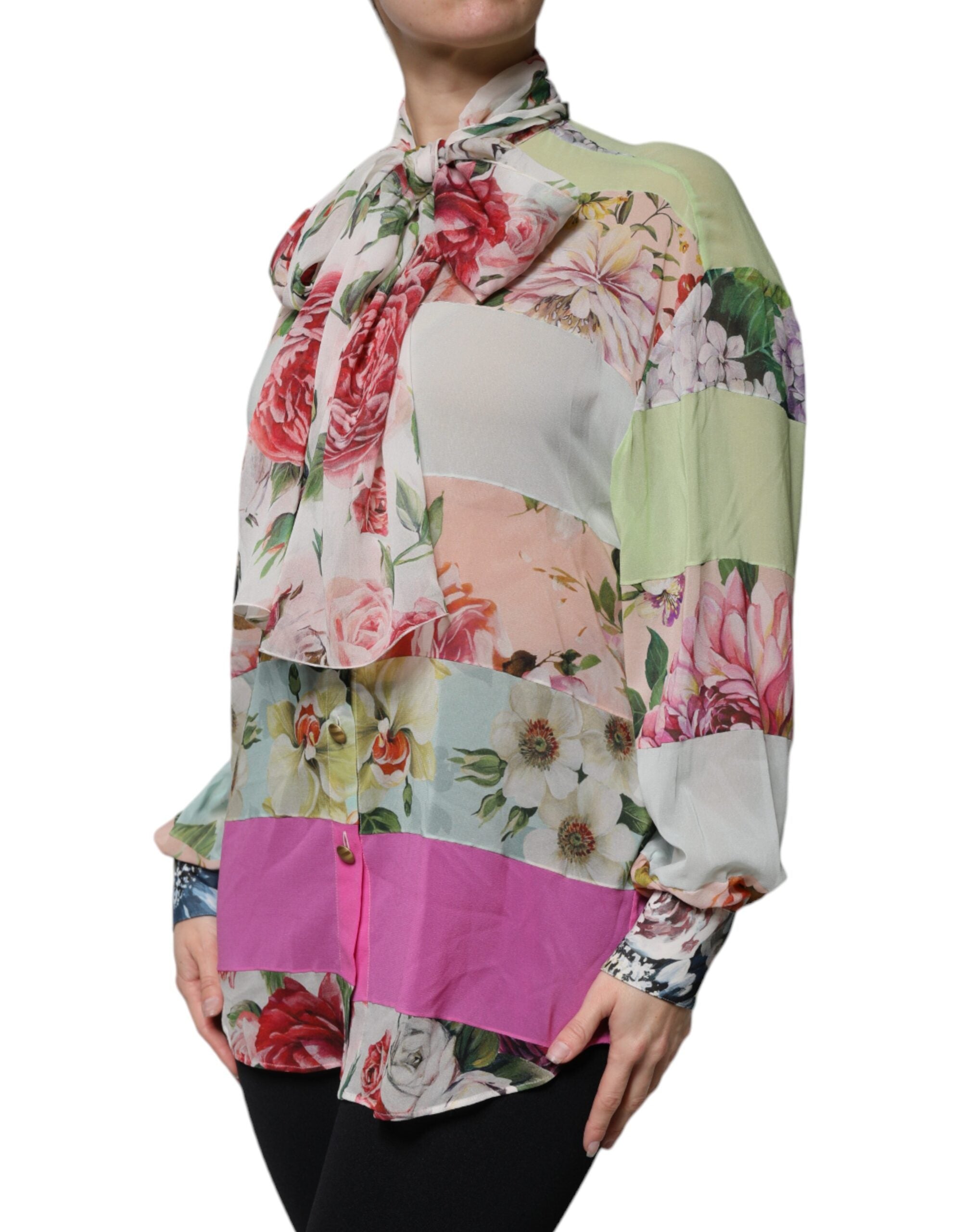Haut Dolce & Gabbana à col ascot avec patchwork floral multicolore, design élégant et coloré.